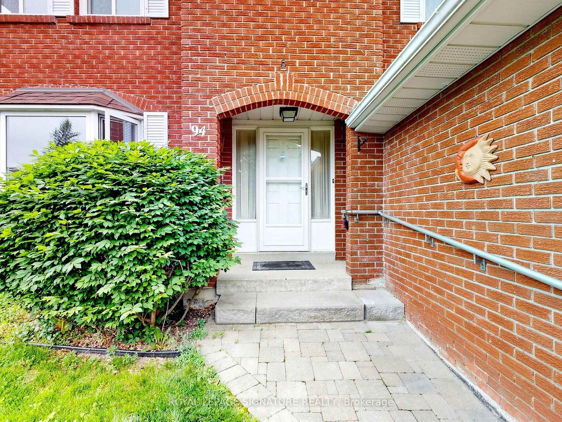 Photo 5 of 94 Howlett Avenue, Newmarket, Huron Heights-Leslie Valley — HOMEH