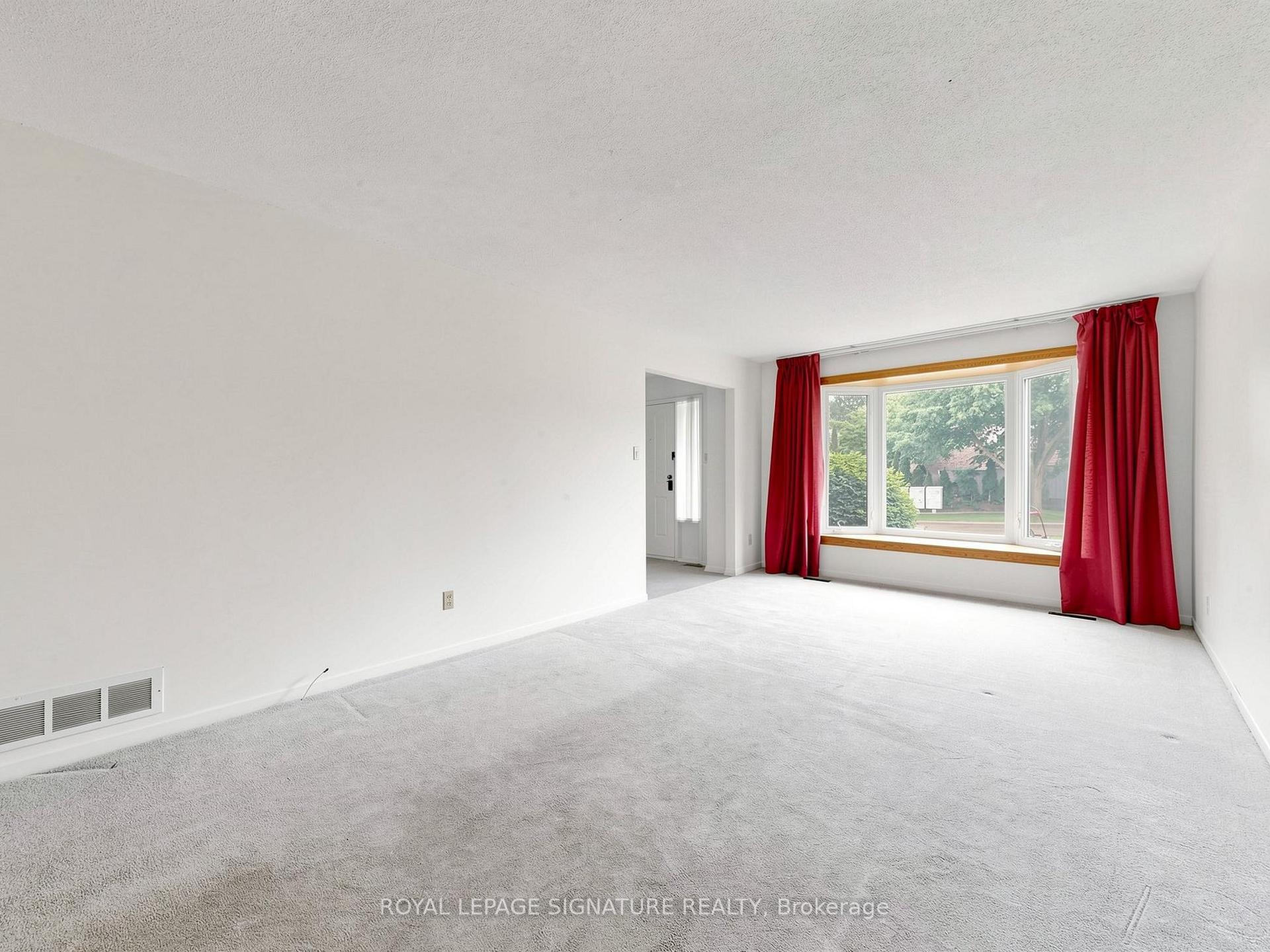 Photo 6 of 94 Howlett Avenue, Newmarket, Huron Heights-Leslie Valley — HOMEH