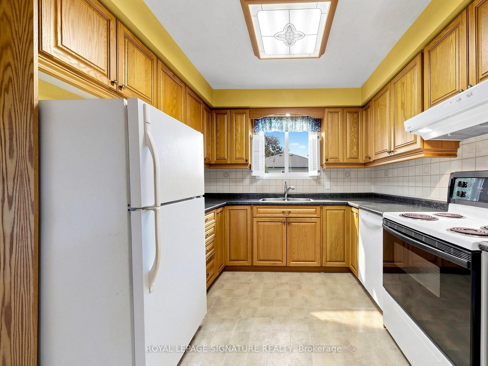 Photo 18 of 94 Howlett Avenue, Newmarket, Huron Heights-Leslie Valley — HOMEH