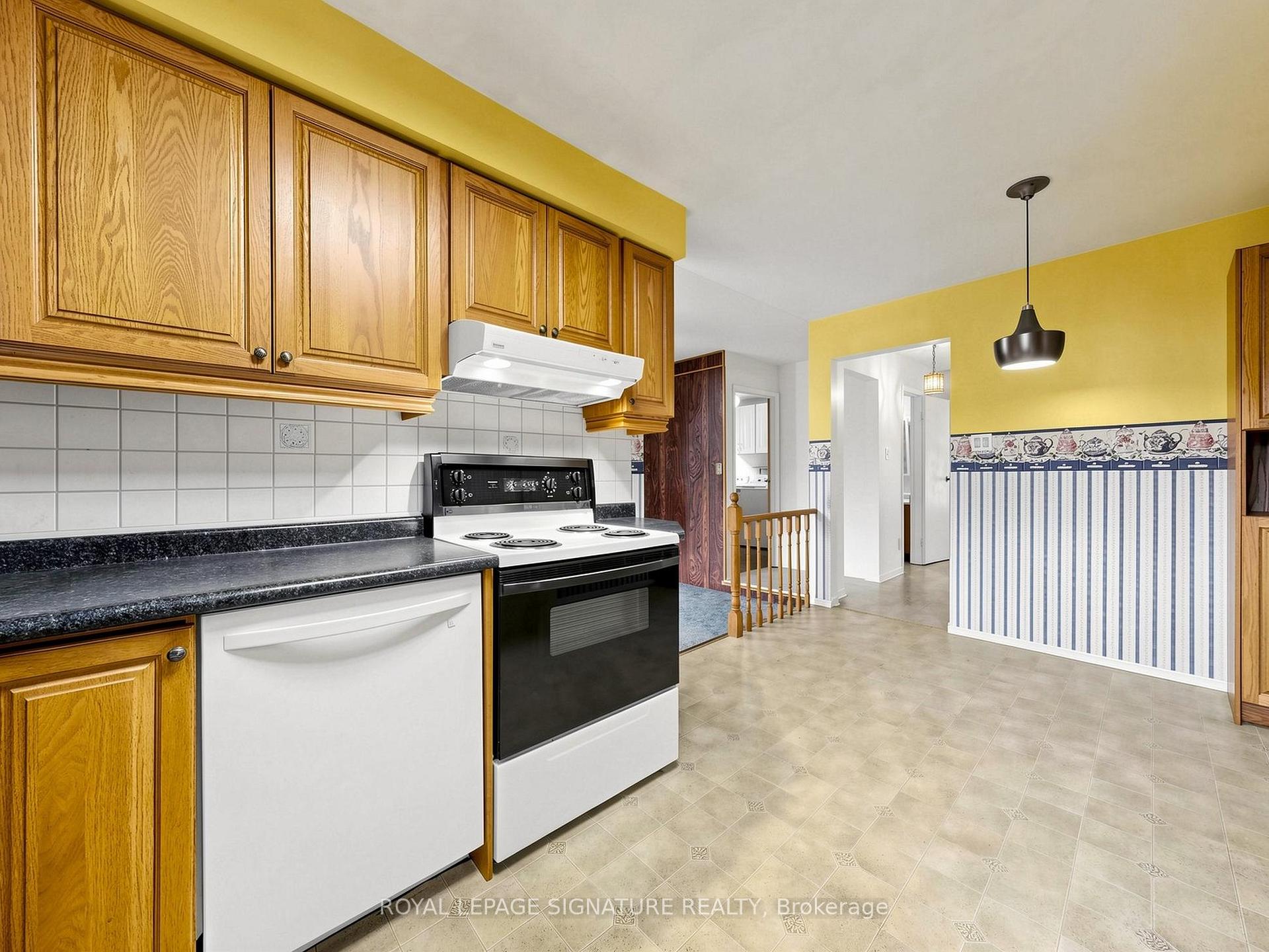 Photo 21 of 94 Howlett Avenue, Newmarket, Huron Heights-Leslie Valley — HOMEH