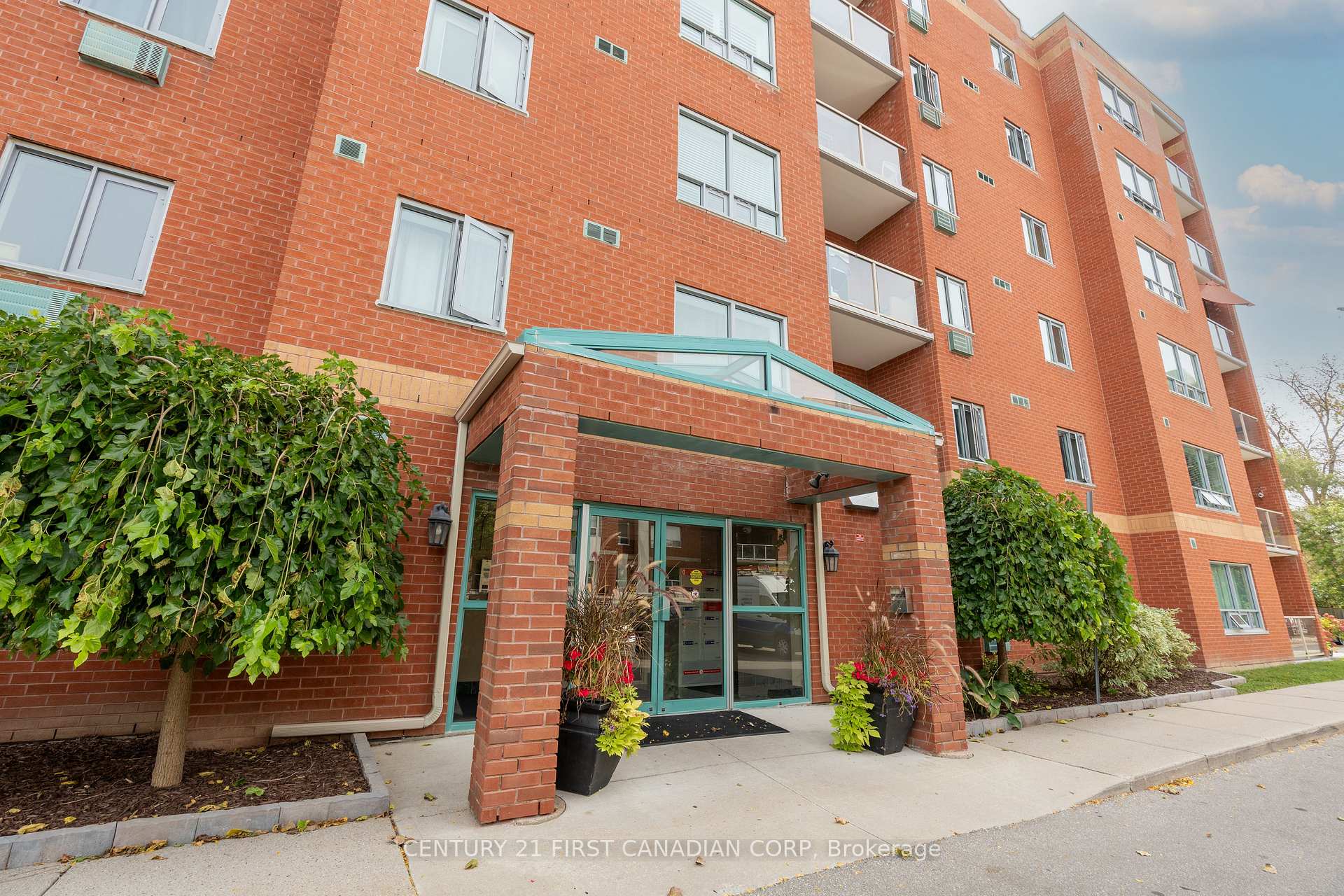 Photo 2 of Unit 608, 77 Baseline Road W, London, South E — HOMEH
