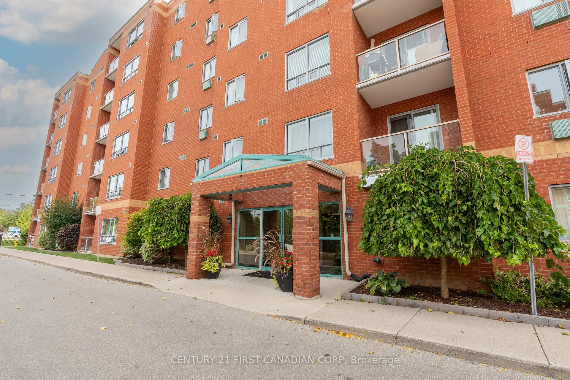 Photo 4 of Unit 608, 77 Baseline Road W, London, South E — HOMEH