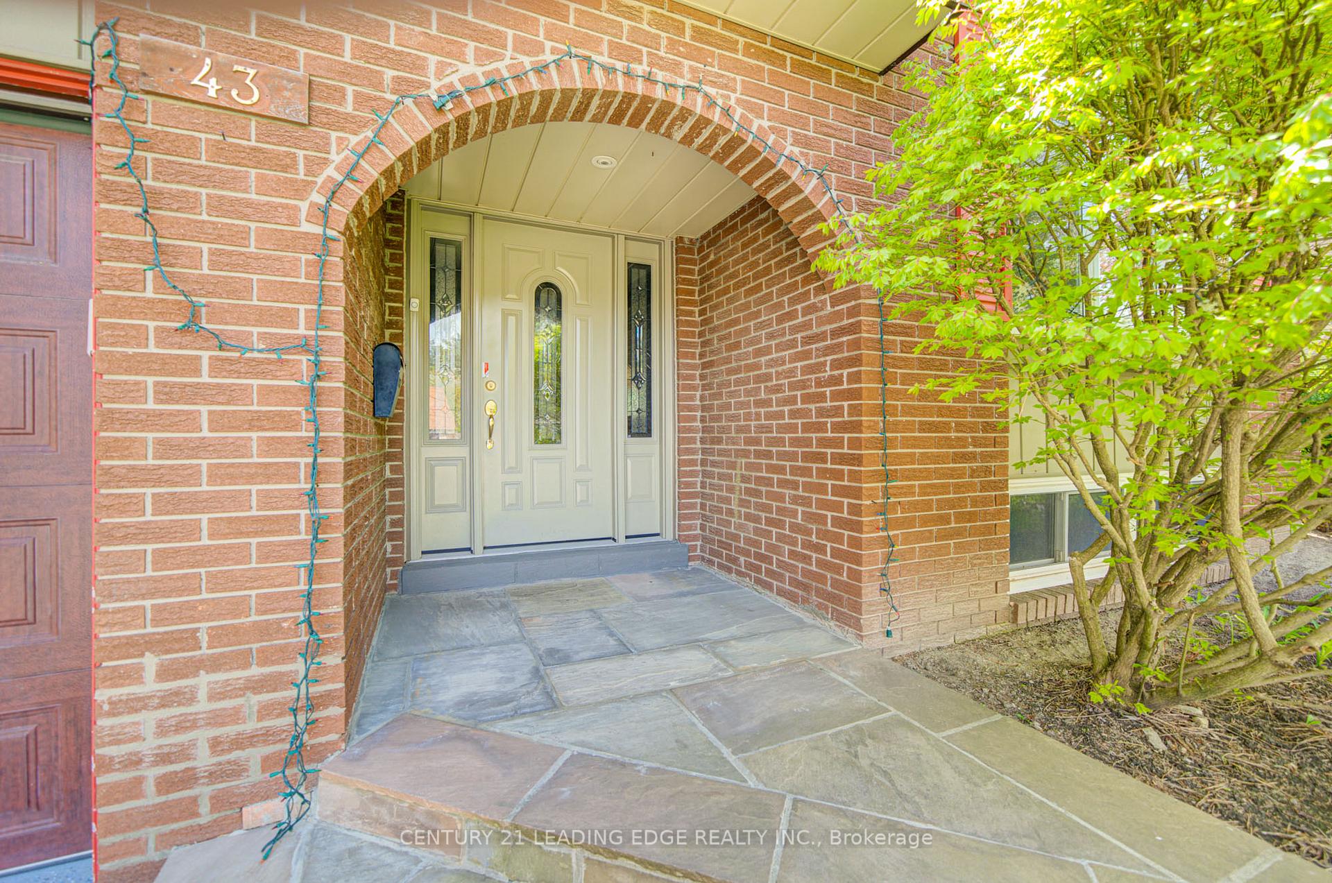 Photo 2 of 43 Carlton Road, Markham, Unionville — HOMEH