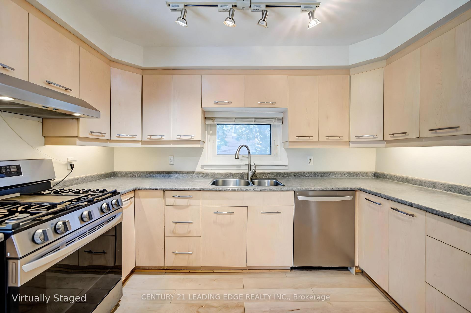 Photo 6 of 43 Carlton Road, Markham, Unionville — HOMEH