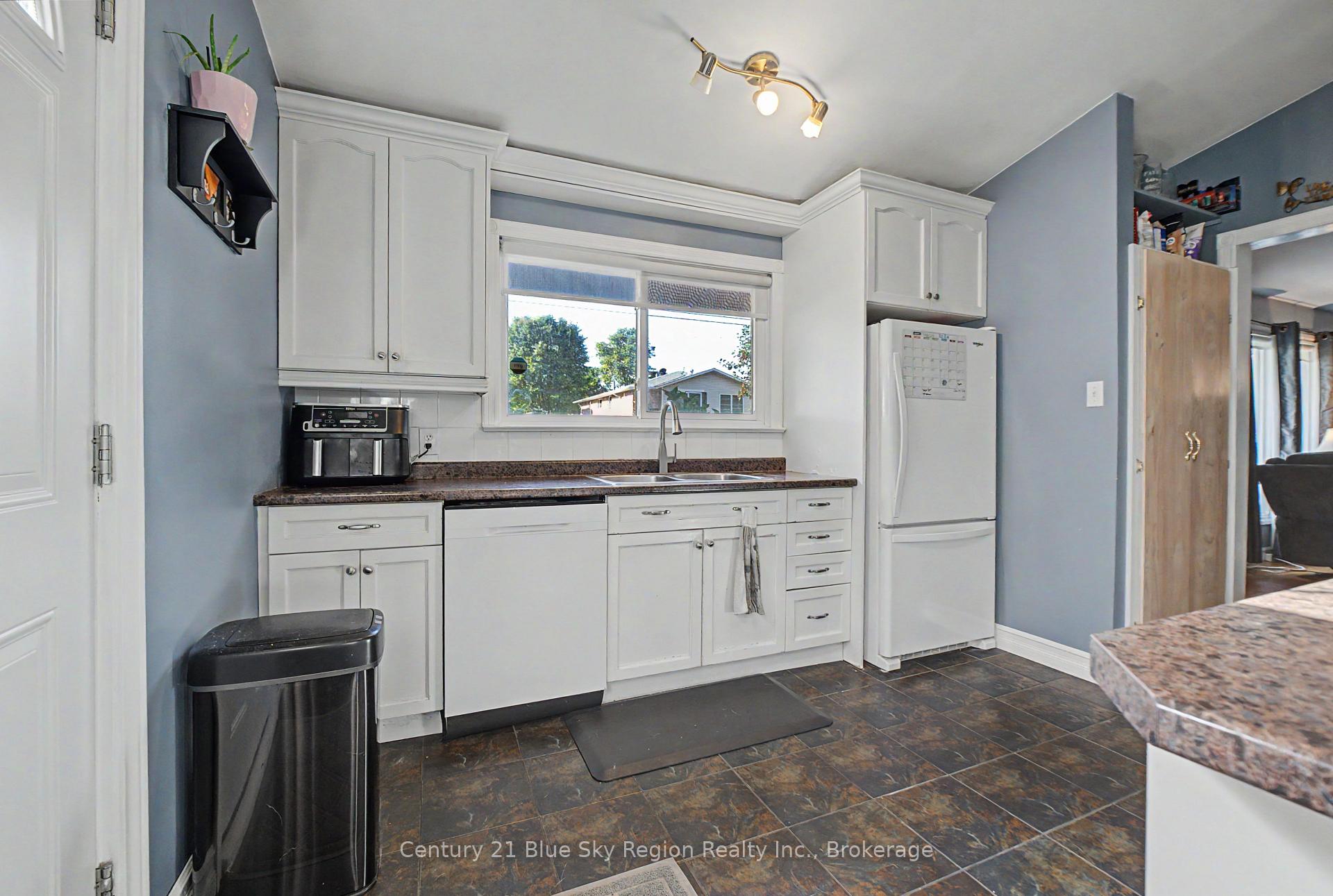 Photo 11 of 328 Mckenzie Avenue, North Bay, Widdifield — HOMEH