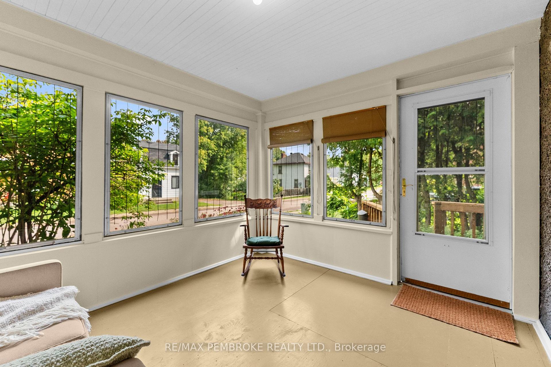 Photo 3 of 348 Esther Street, Pembroke, Pembroke — HOMEH