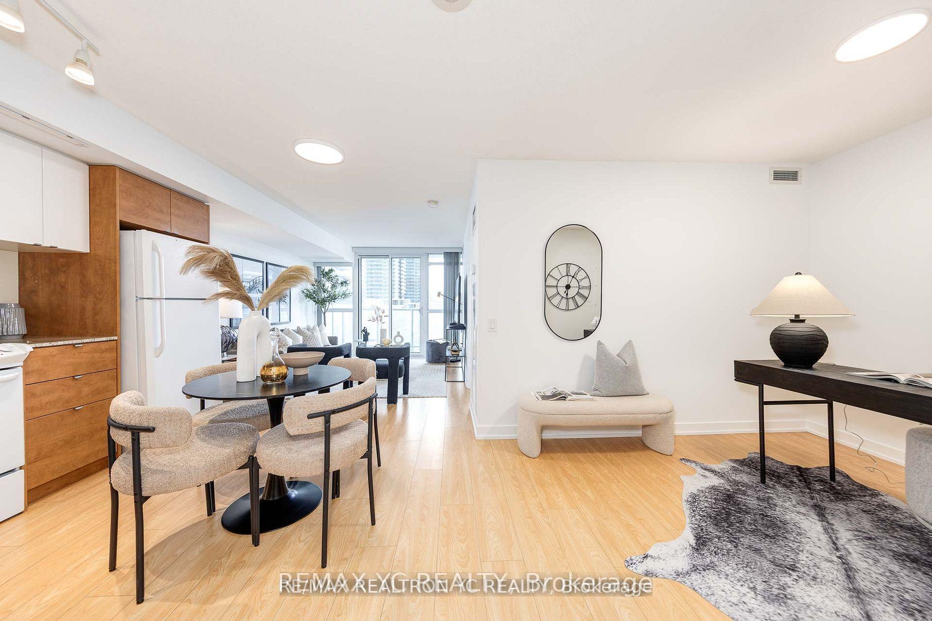 Photo 5 of Unit 710, 121 Mcmahon Drive, North York, Bayview Village — HOMEH