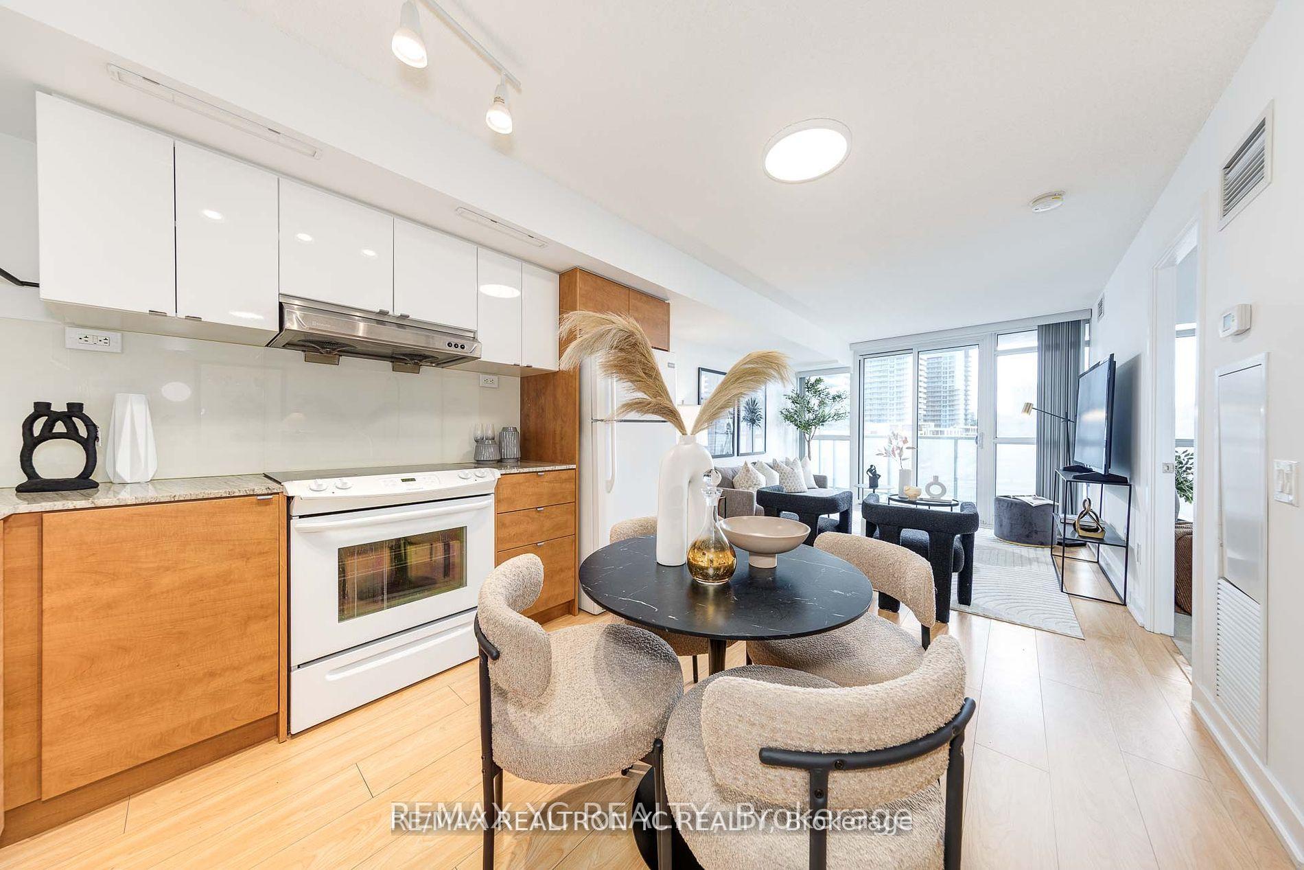 Photo 6 of Unit 710, 121 Mcmahon Drive, North York, Bayview Village — HOMEH