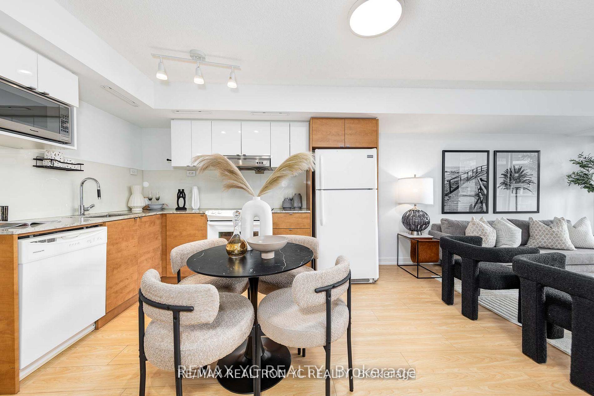 Photo 7 of Unit 710, 121 Mcmahon Drive, North York, Bayview Village — HOMEH