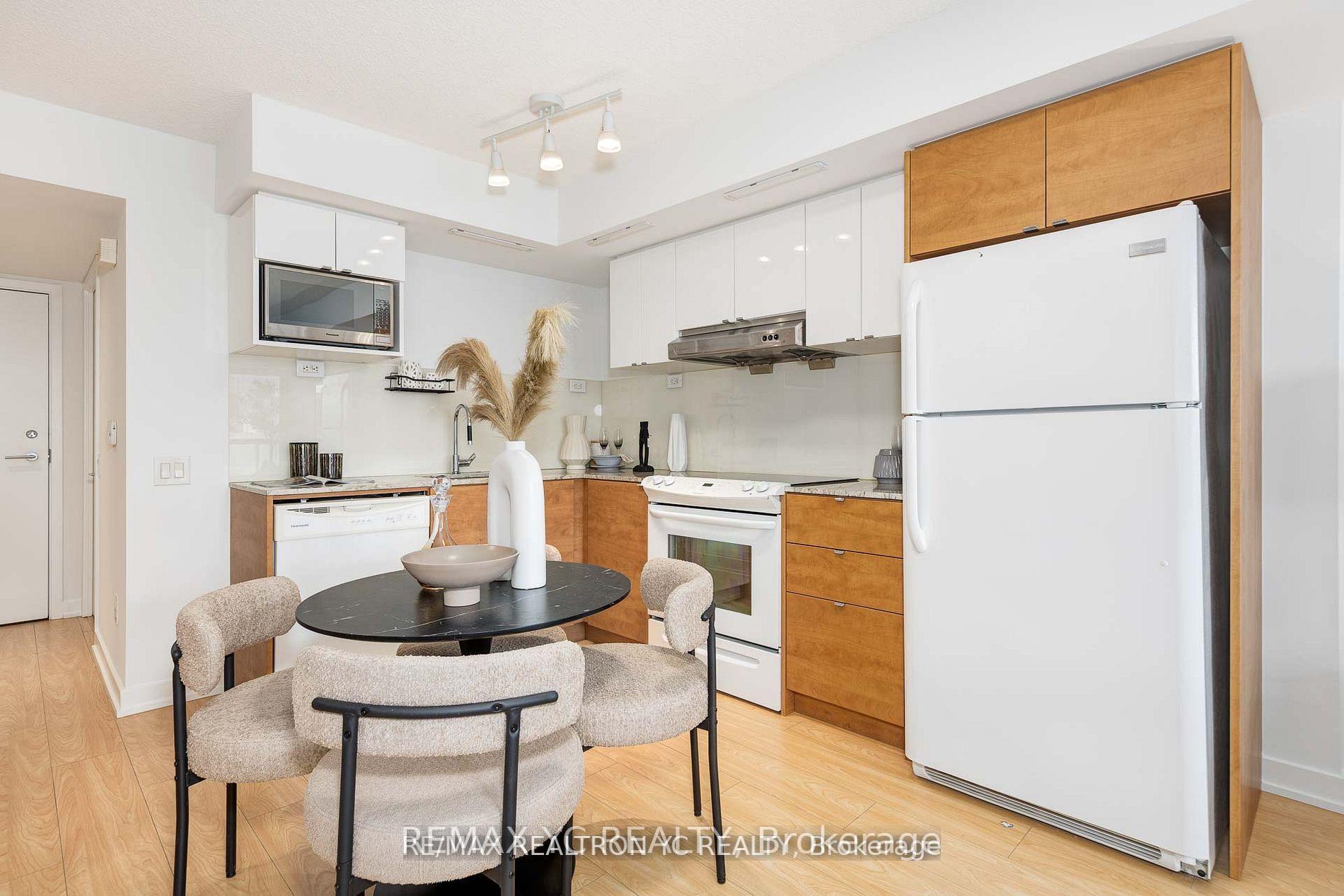 Photo 8 of Unit 710, 121 Mcmahon Drive, North York, Bayview Village — HOMEH
