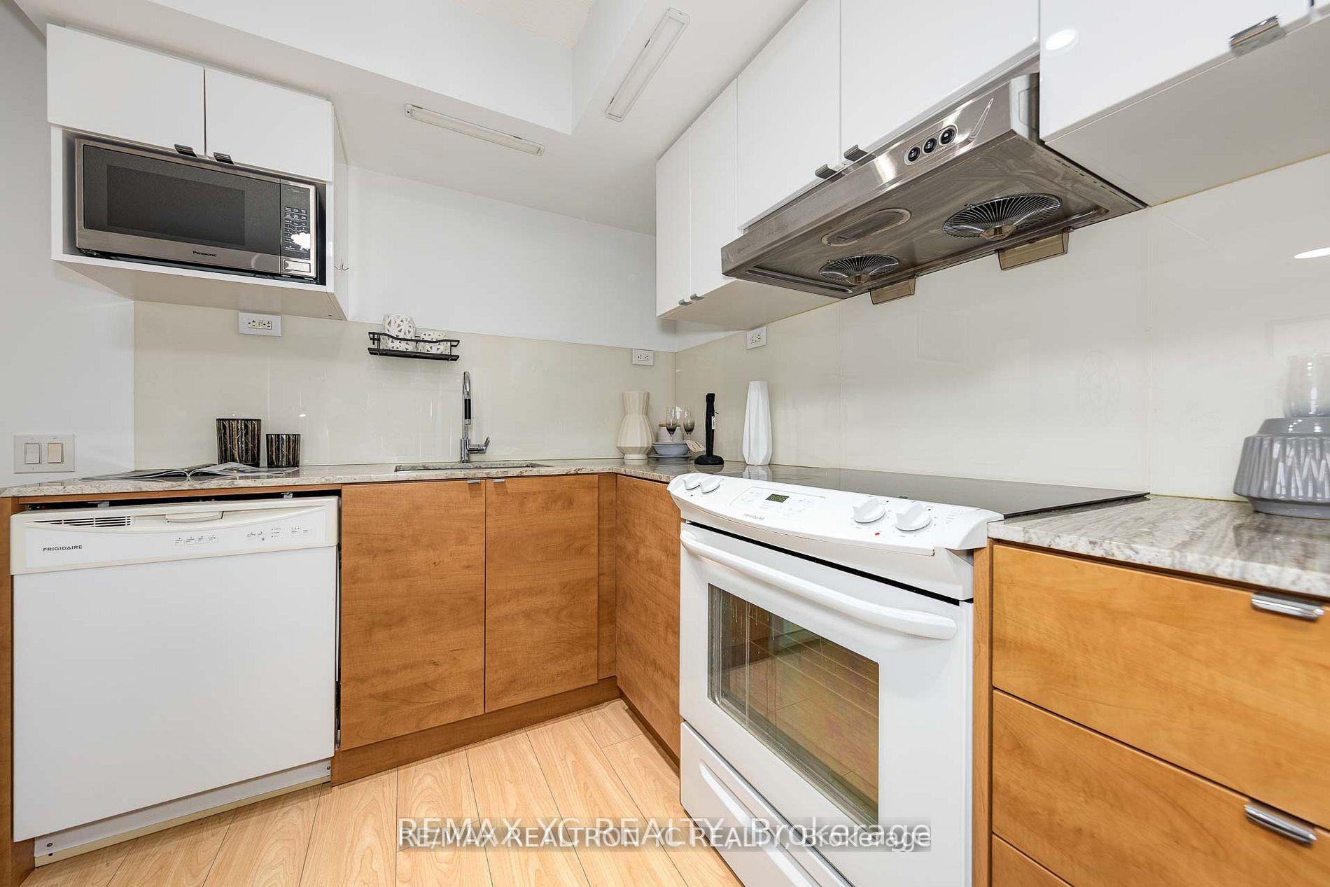 Photo 9 of Unit 710, 121 Mcmahon Drive, North York, Bayview Village — HOMEH