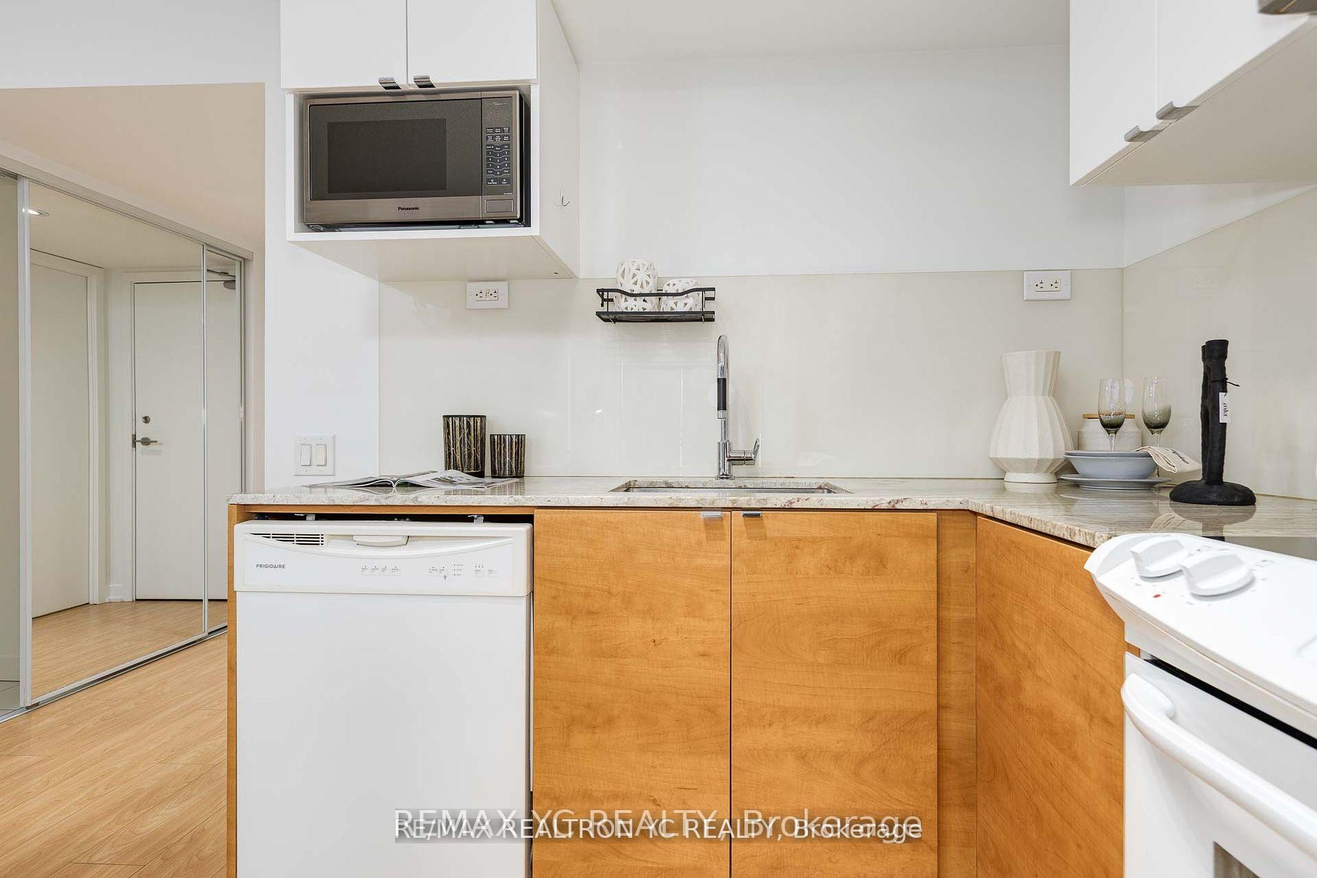 Photo 10 of Unit 710, 121 Mcmahon Drive, North York, Bayview Village — HOMEH