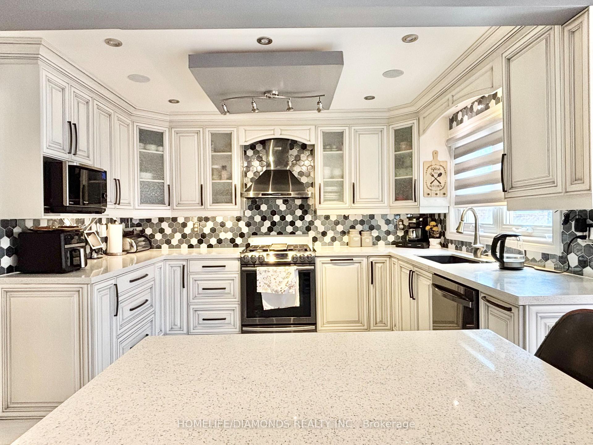 Photo 9 of 186 Fernforest Drive, Brampton, Sandringham-Wellington — HOMEH
