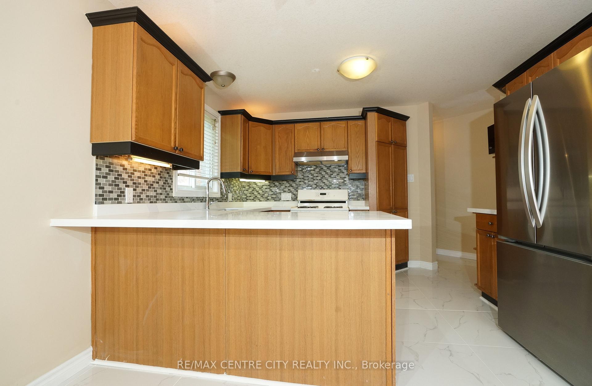 Photo 5 of 742 Marigold Street, London, North C — HOMEH