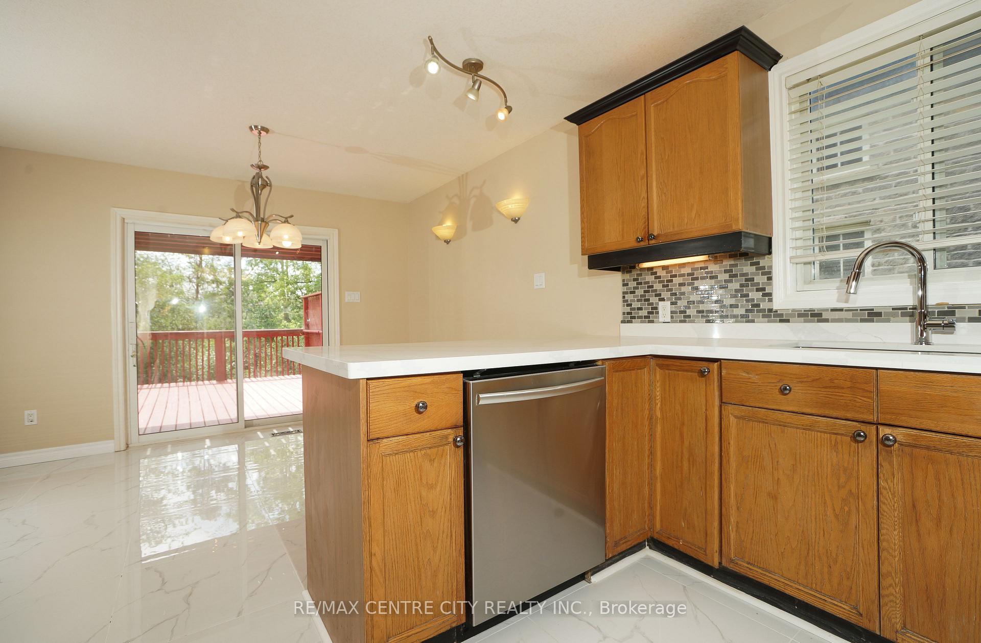 Photo 6 of 742 Marigold Street, London, North C — HOMEH