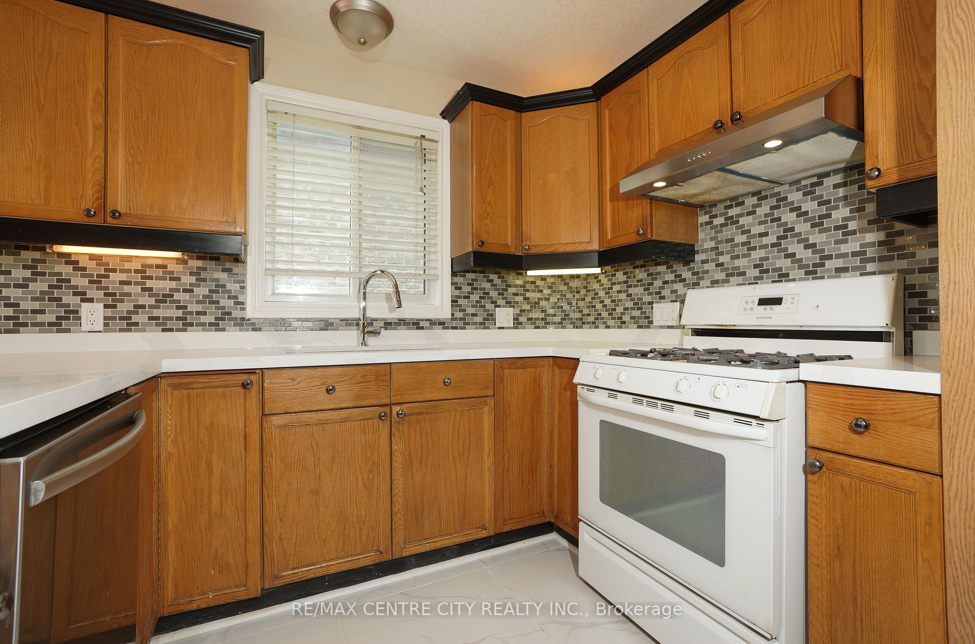Photo 7 of 742 Marigold Street, London, North C — HOMEH