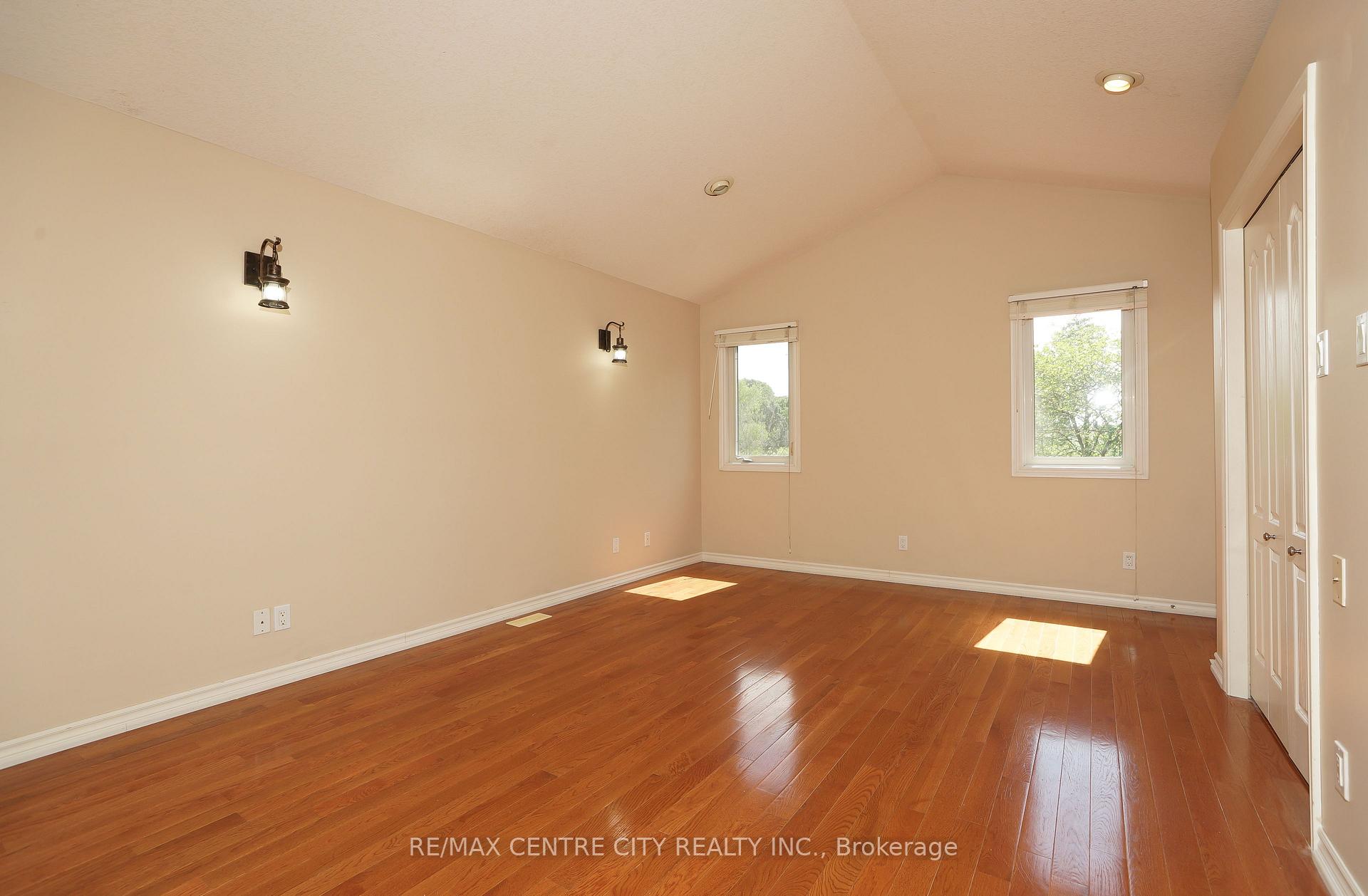 Photo 11 of 742 Marigold Street, London, North C — HOMEH