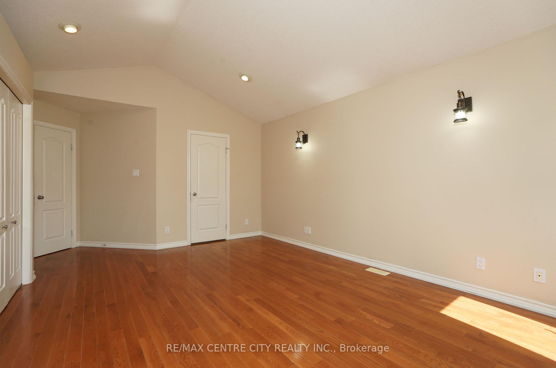 Photo 12 of 742 Marigold Street, London, North C — HOMEH