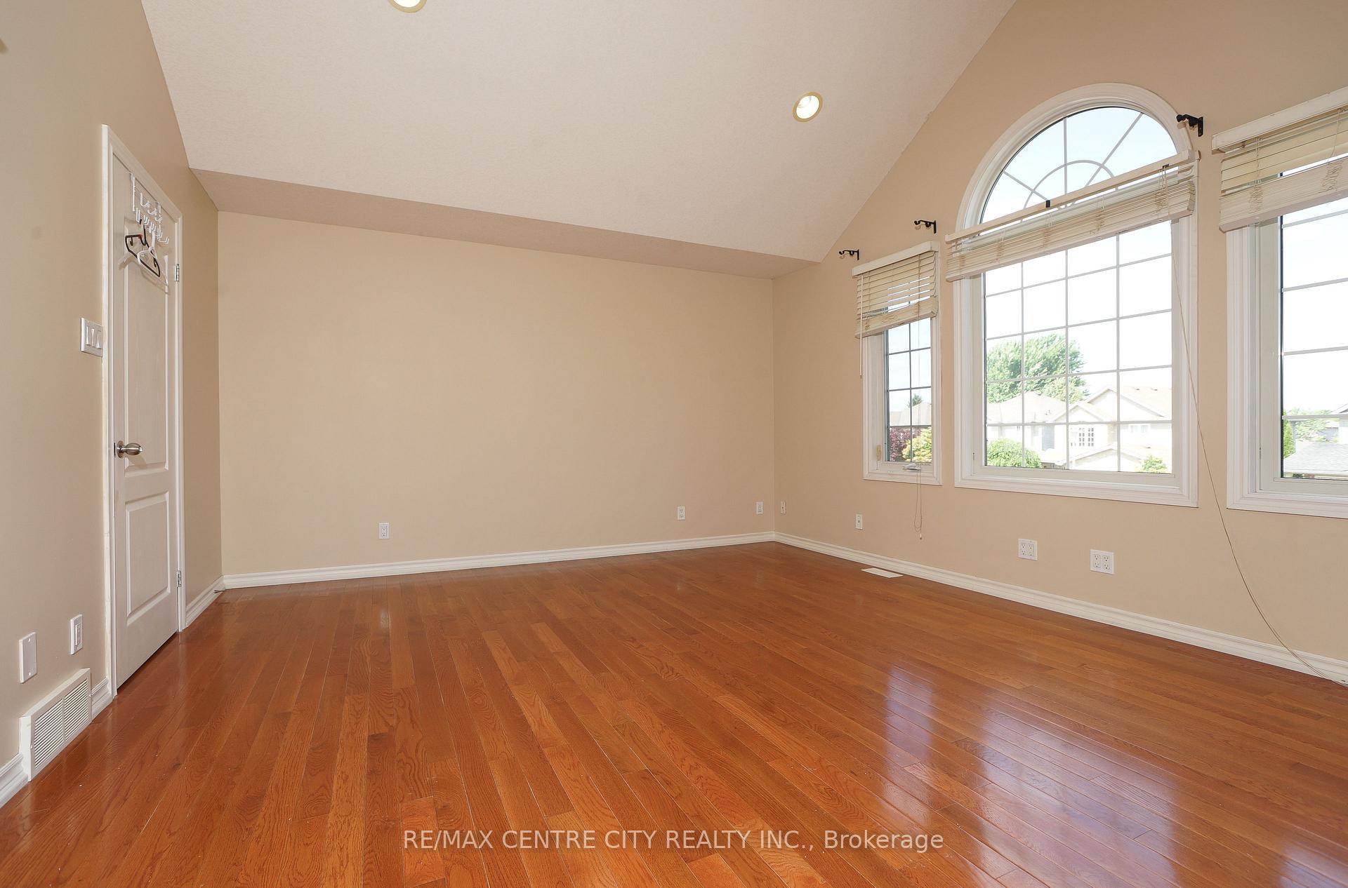 Photo 16 of 742 Marigold Street, London, North C — HOMEH