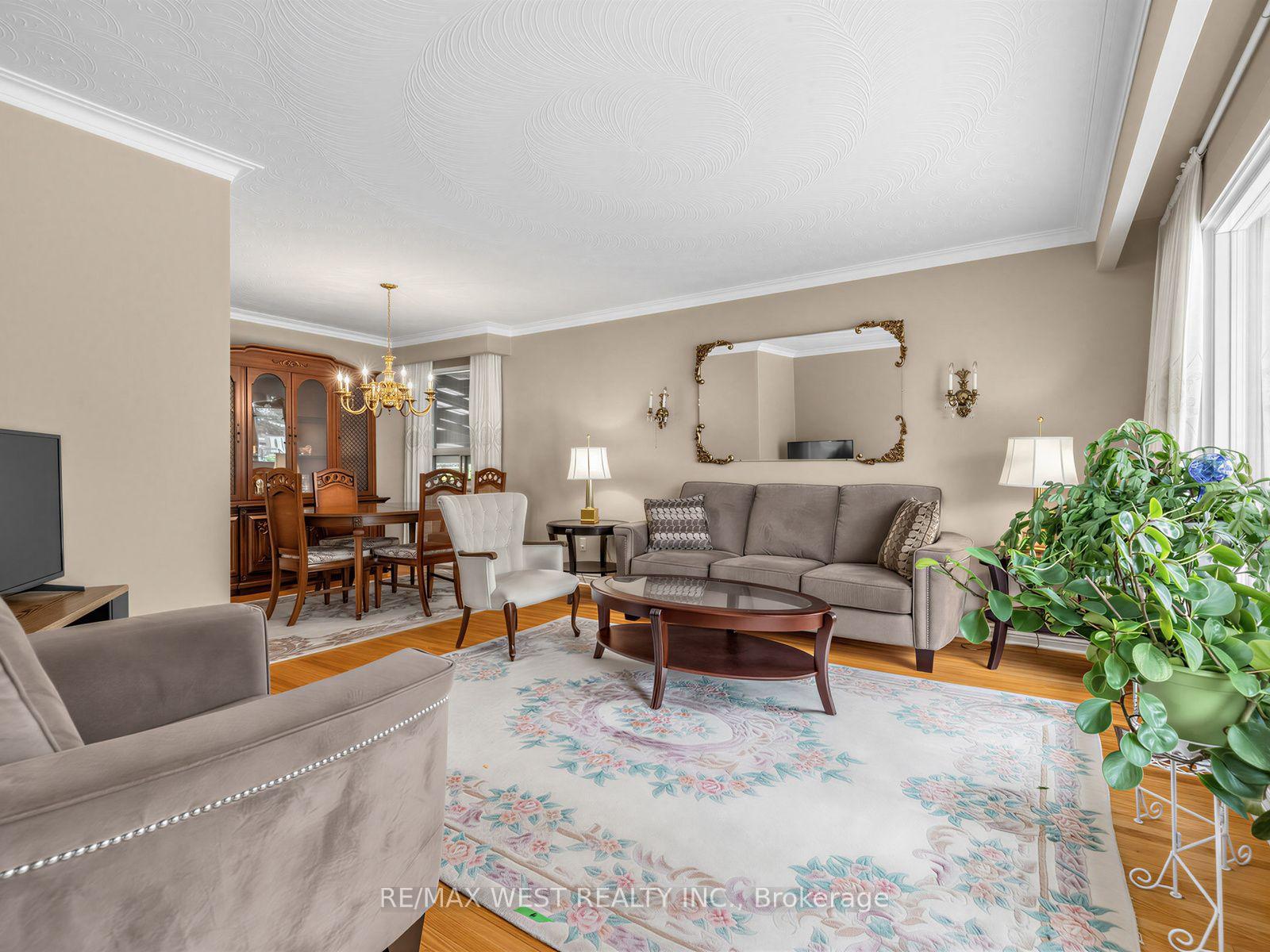 Photo 3 of 407 Brimorton Drive, Scarborough, Woburn — HOMEH