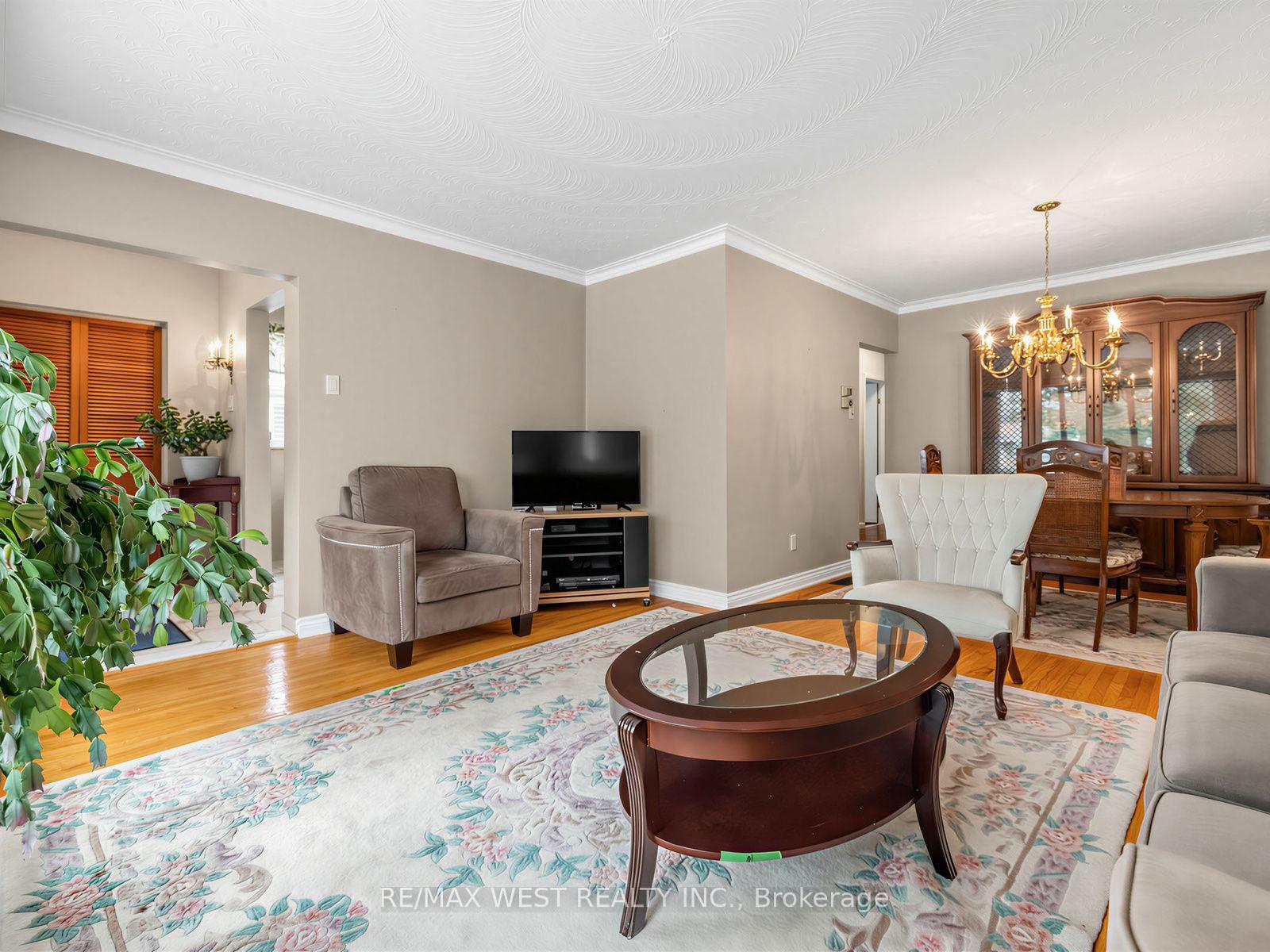 Photo 5 of 407 Brimorton Drive, Scarborough, Woburn — HOMEH