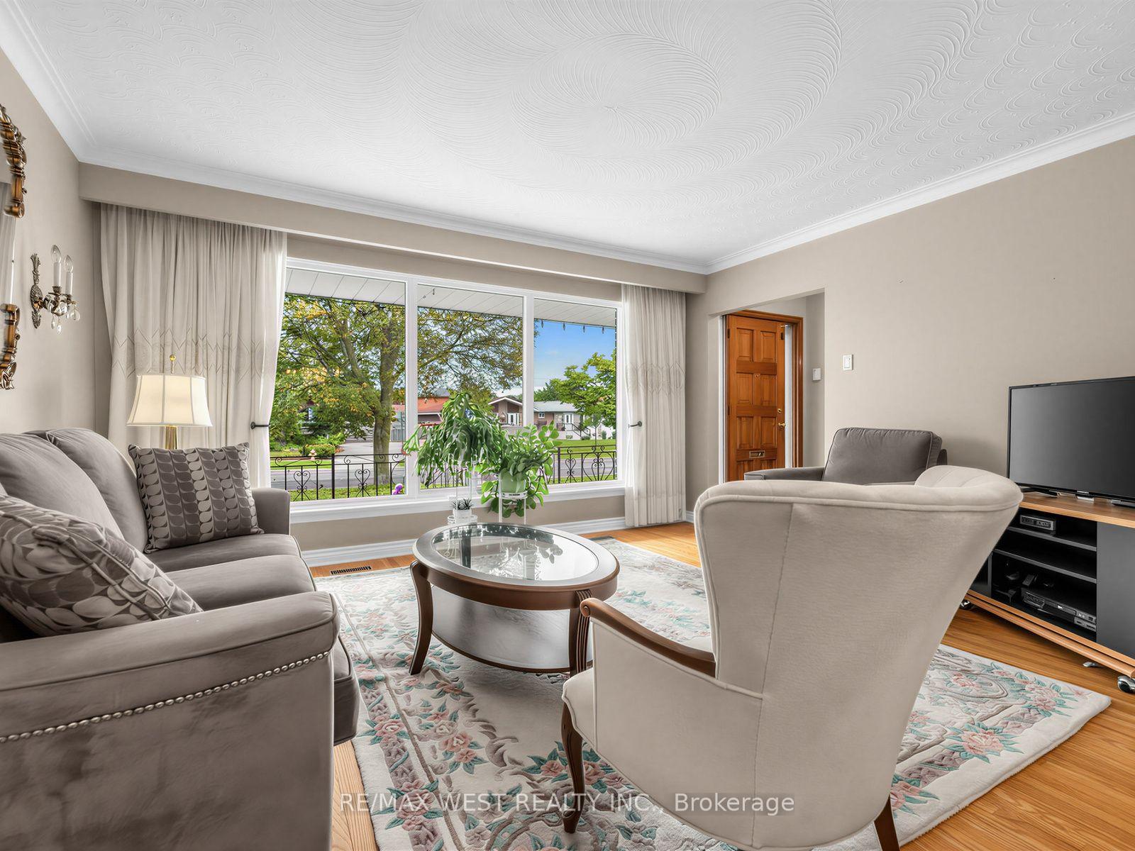 Photo 8 of 407 Brimorton Drive, Scarborough, Woburn — HOMEH