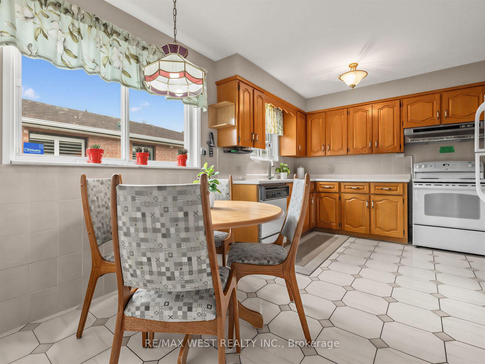 Photo 12 of 407 Brimorton Drive, Scarborough, Woburn — HOMEH