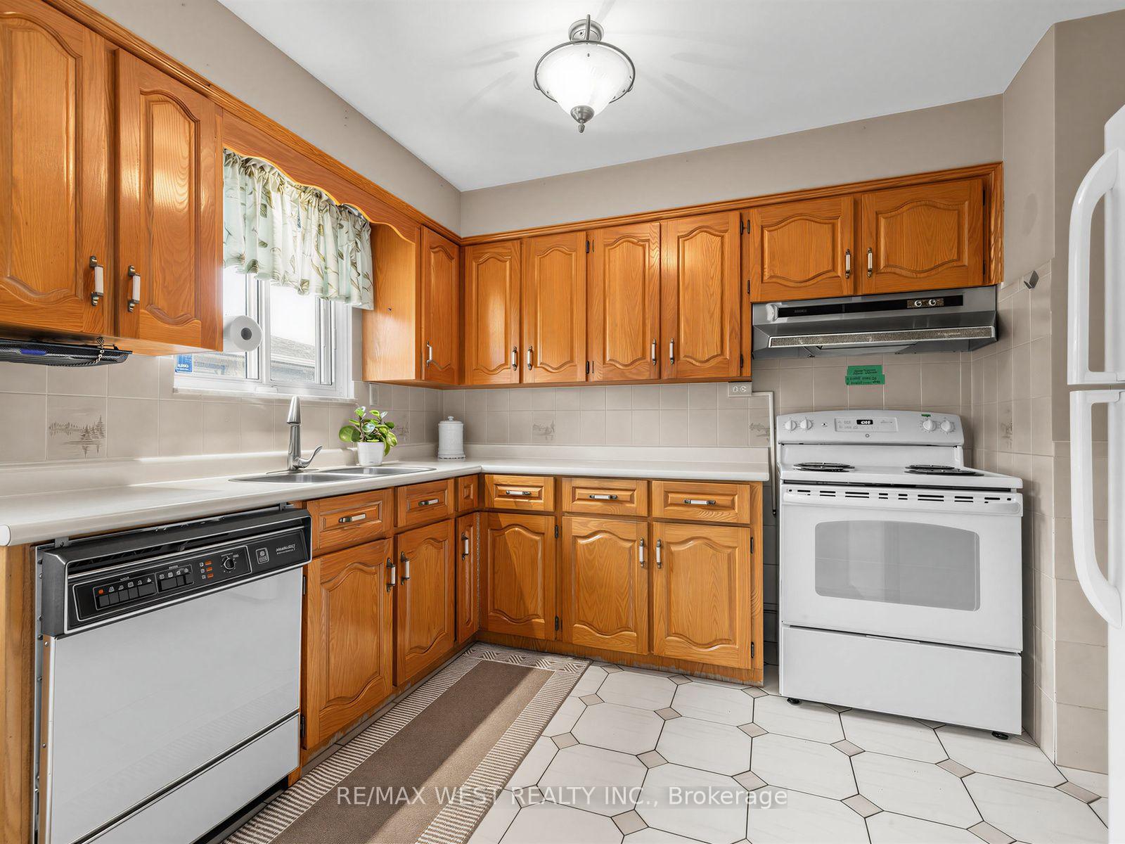 Photo 13 of 407 Brimorton Drive, Scarborough, Woburn — HOMEH