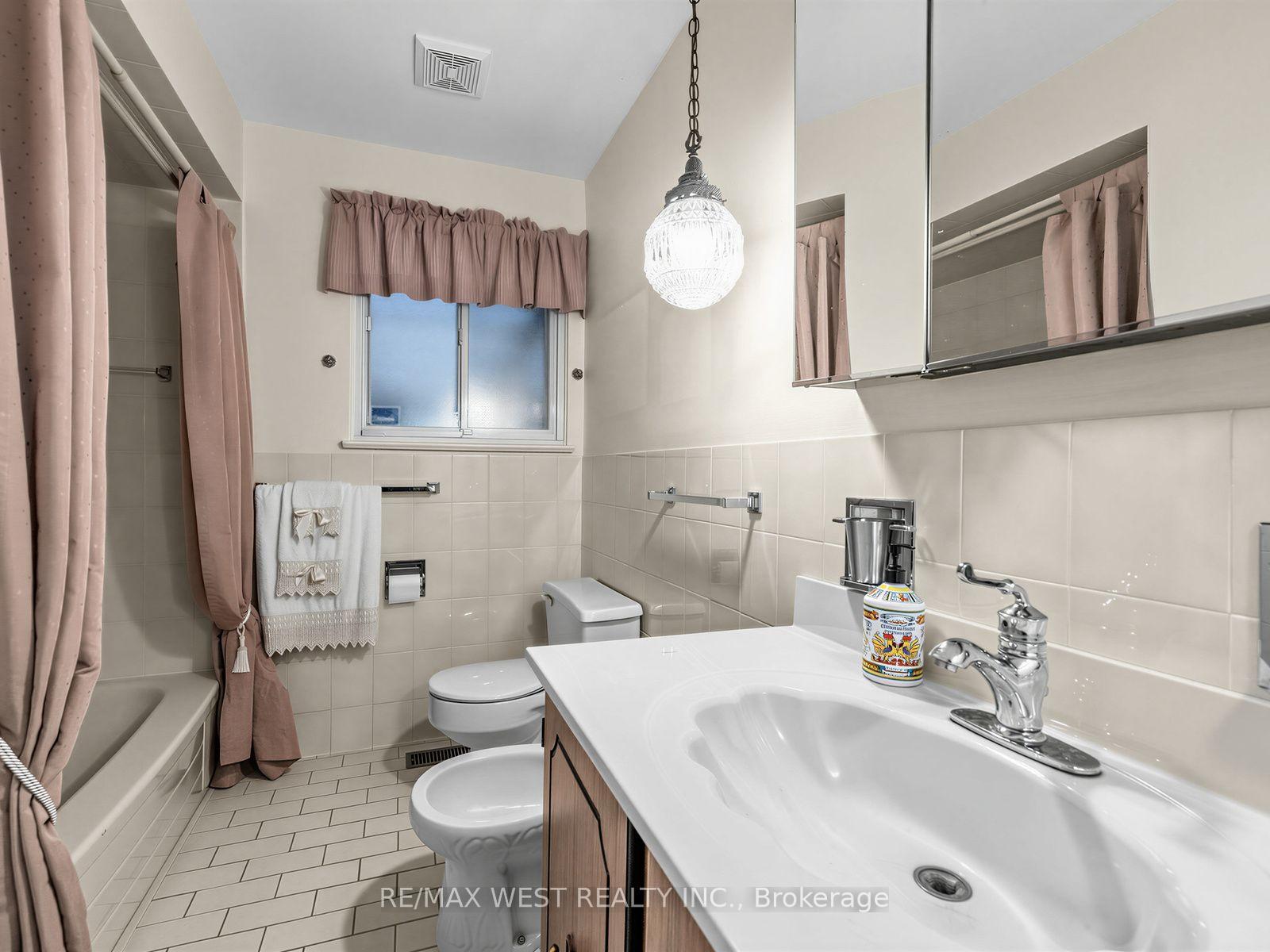 Photo 21 of 407 Brimorton Drive, Scarborough, Woburn — HOMEH