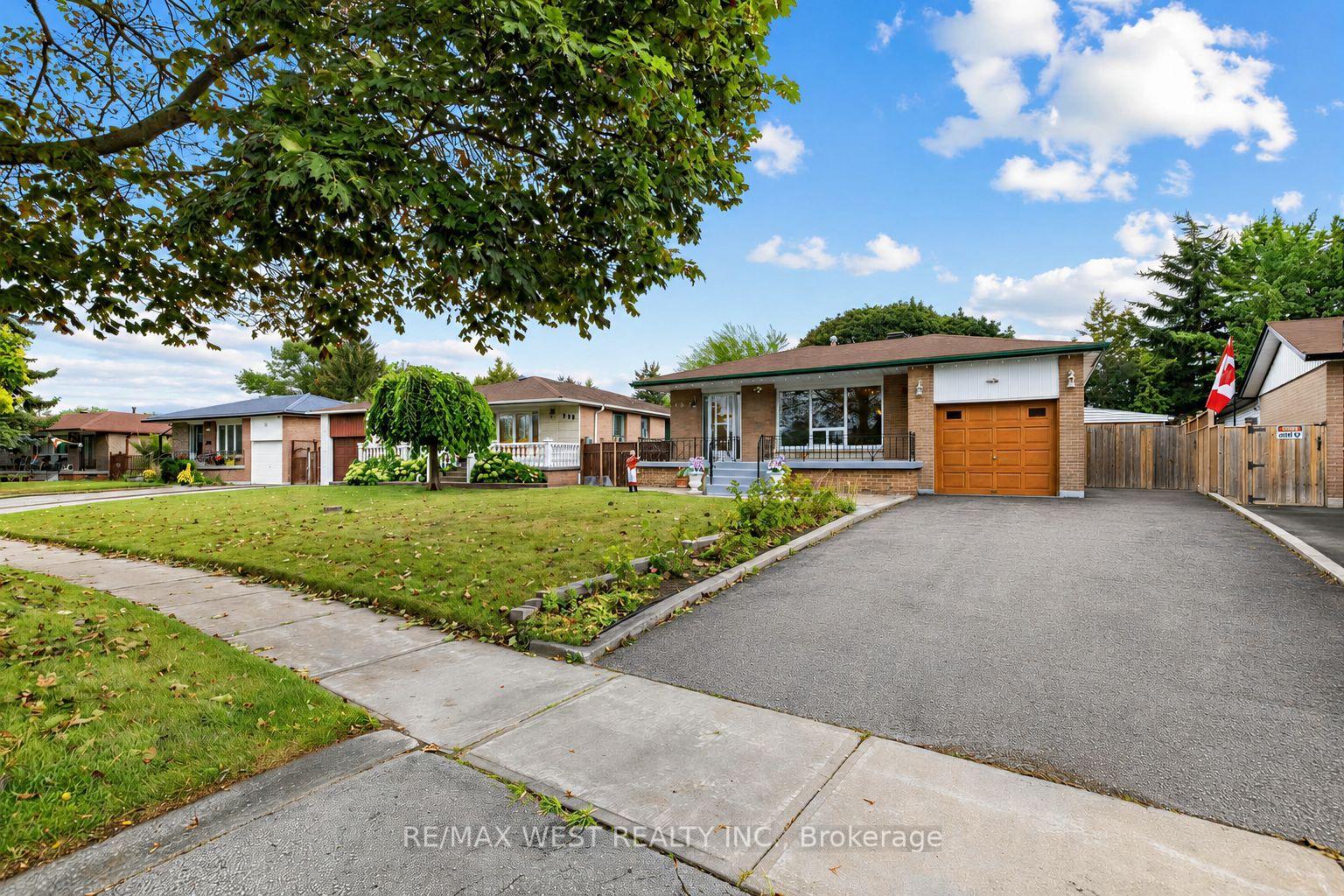Photo 35 of 407 Brimorton Drive, Scarborough, Woburn — HOMEH