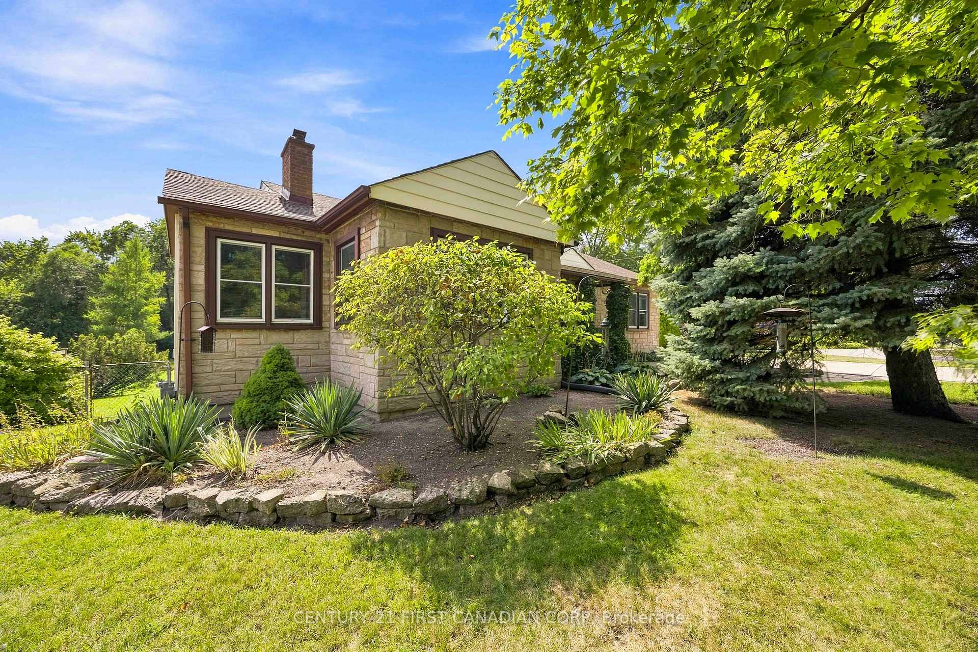 Photo 3 of 1027 London Road, Sarnia — HOMEH