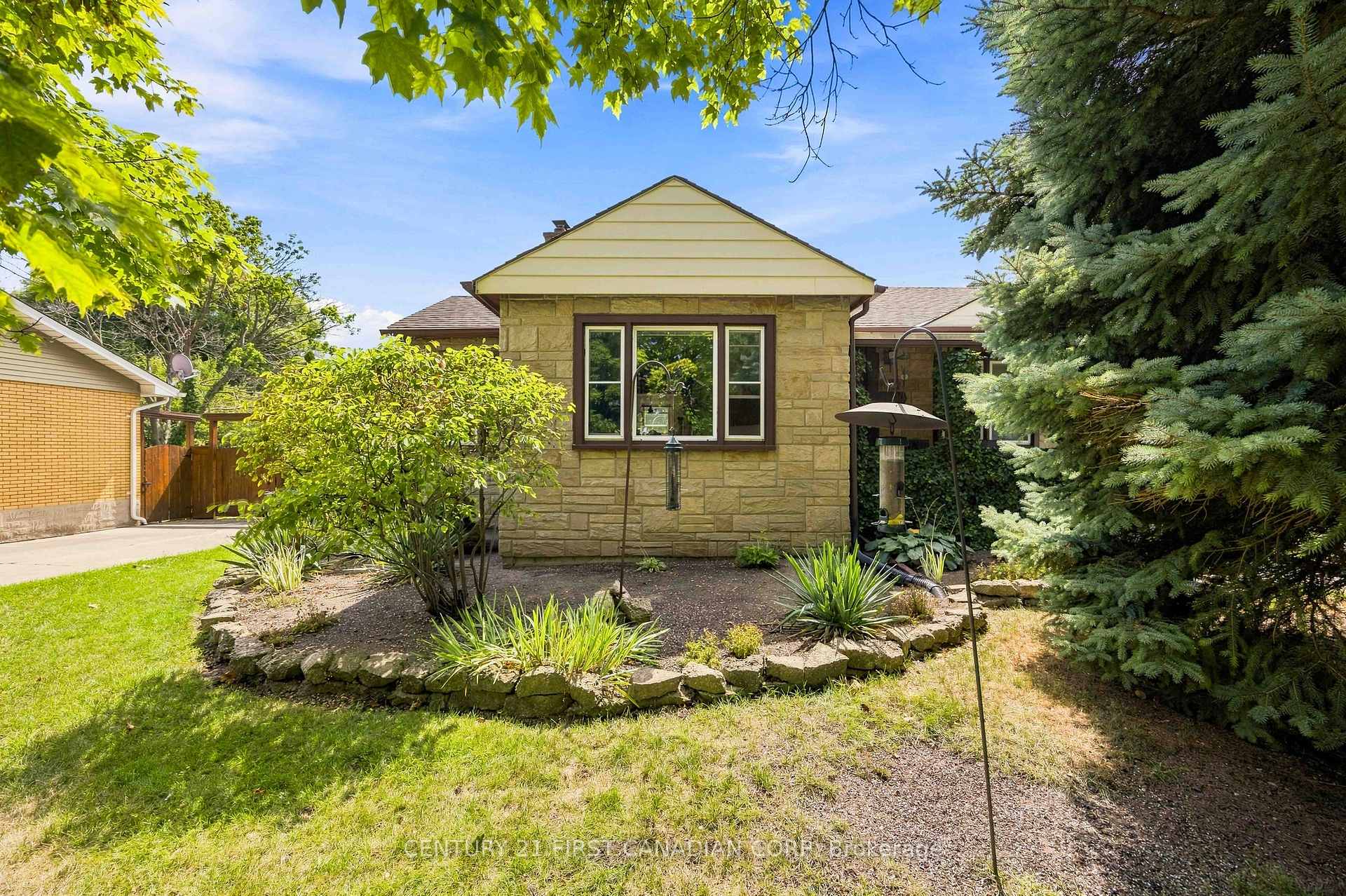 Photo 4 of 1027 London Road, Sarnia — HOMEH
