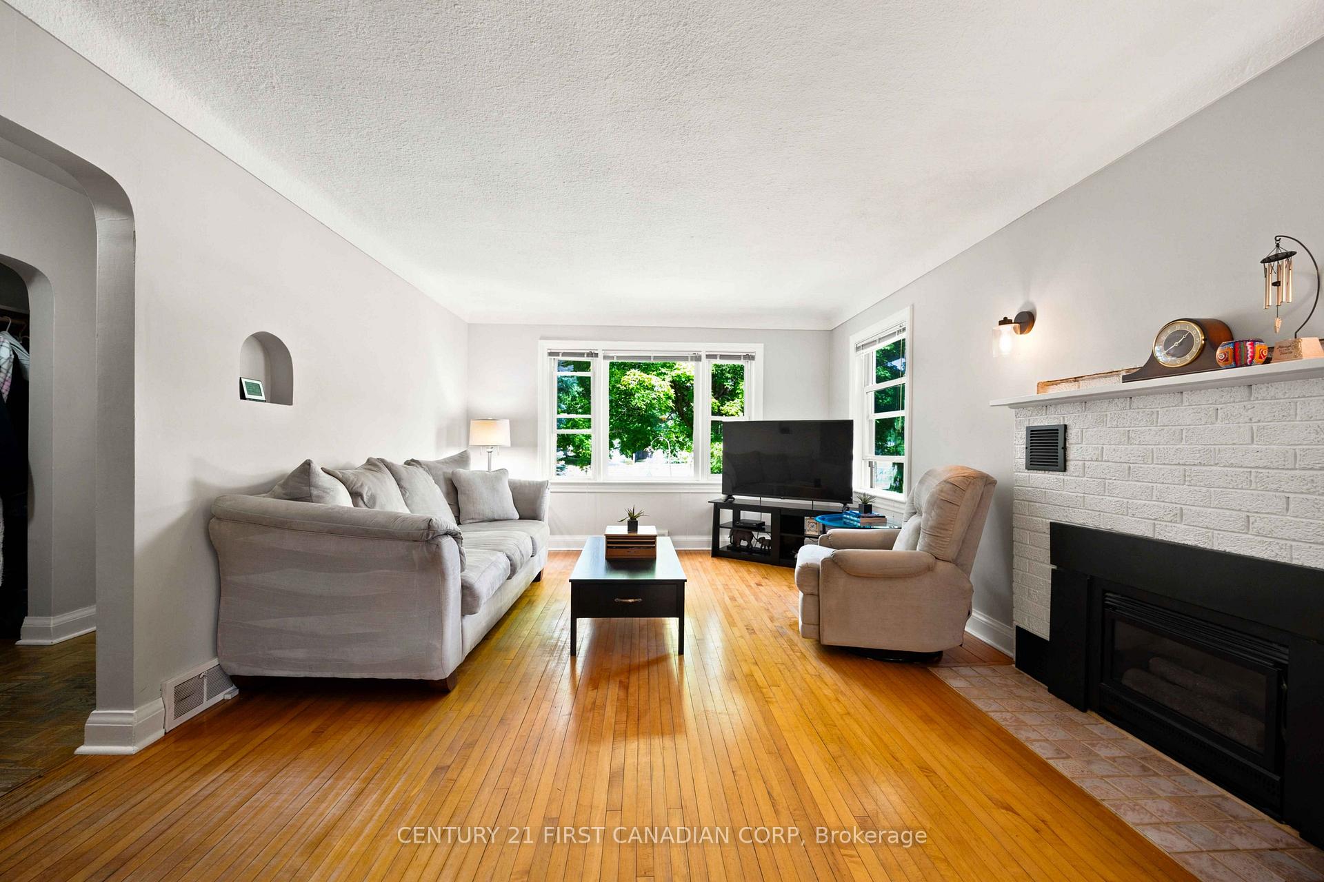Photo 8 of 1027 London Road, Sarnia — HOMEH