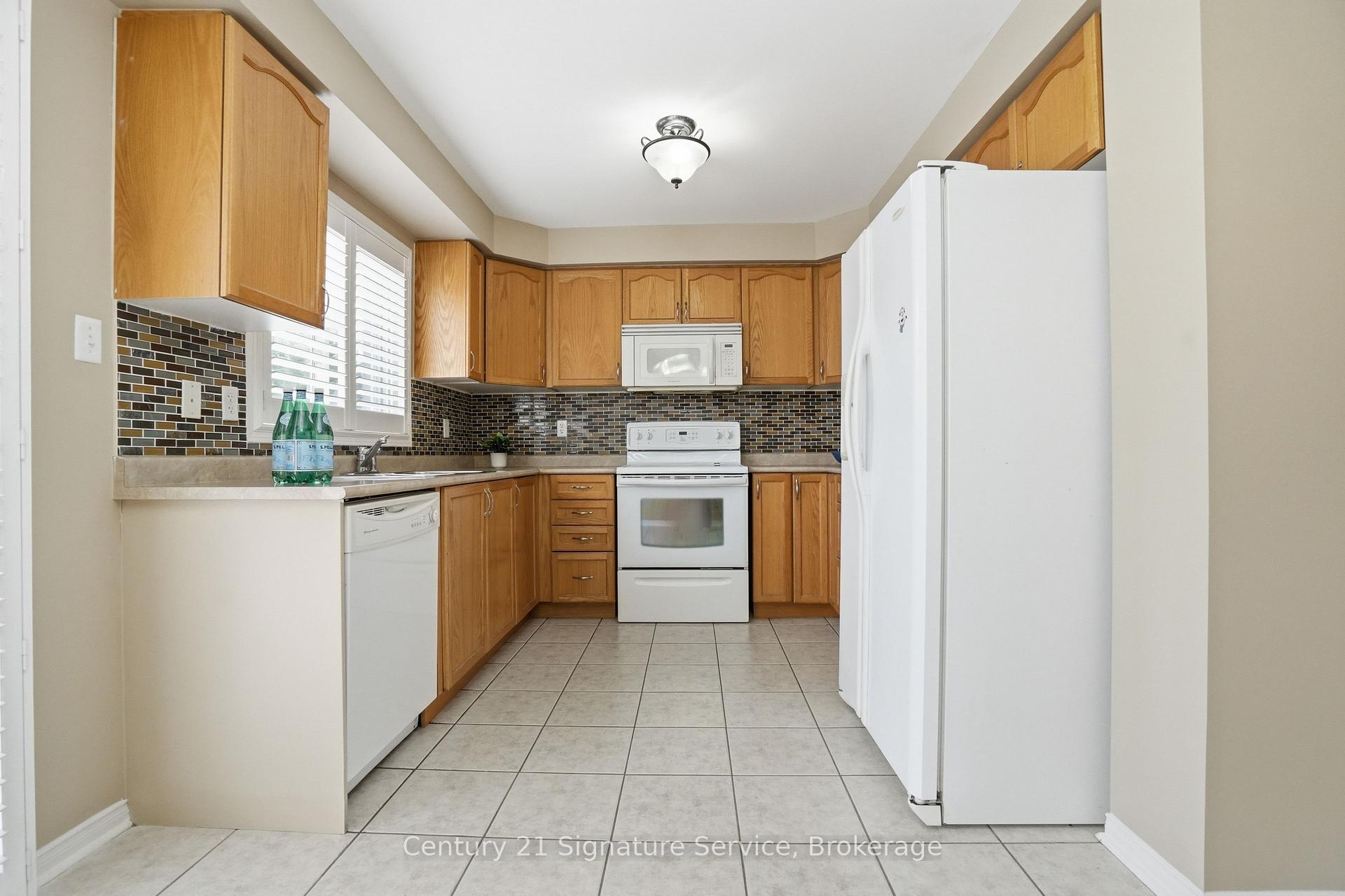 Photo 10 of 4 Cloverlawn Street, Brampton, Fletcher's Meadow — HOMEH