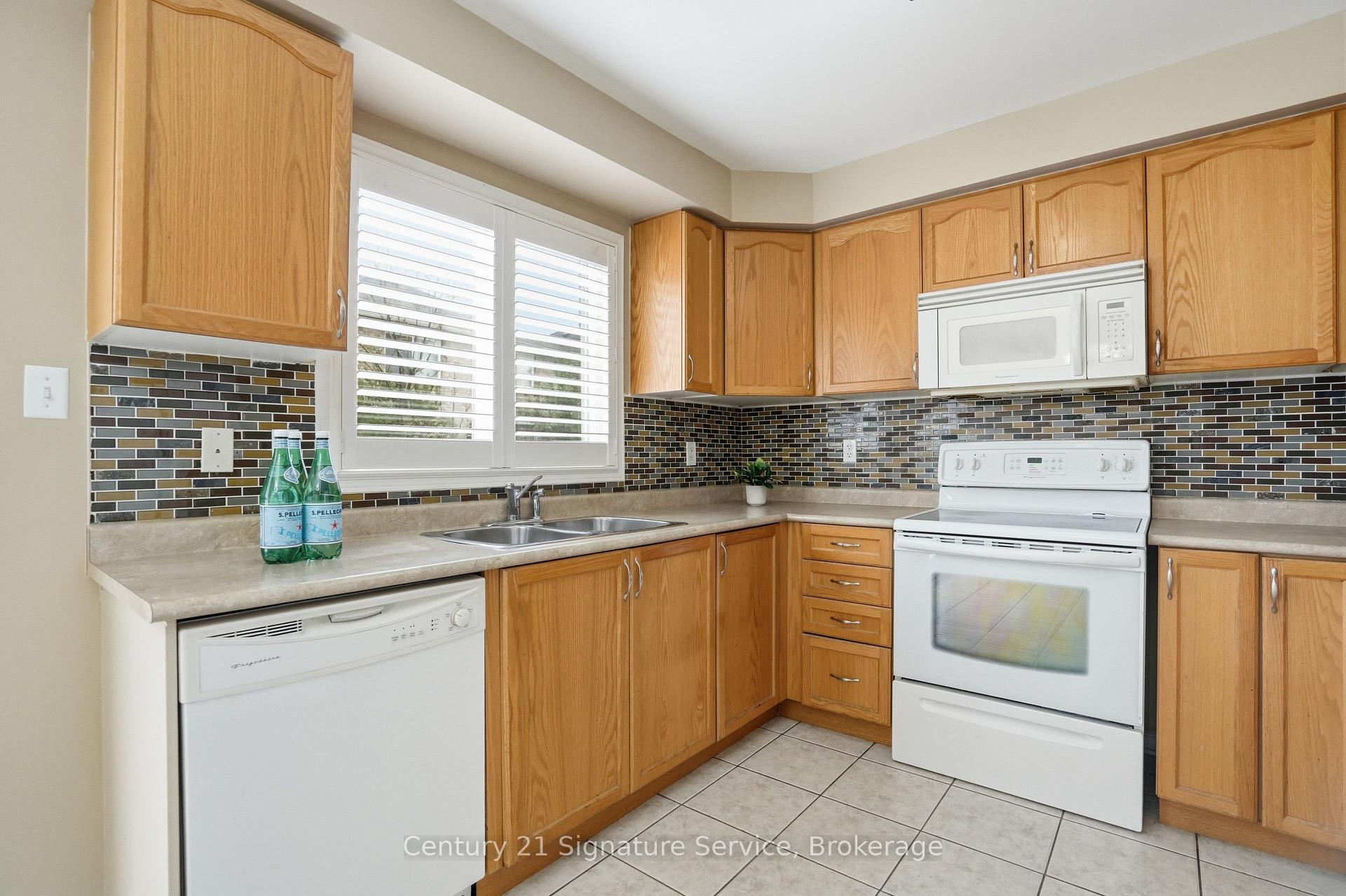Photo 11 of 4 Cloverlawn Street, Brampton, Fletcher's Meadow — HOMEH
