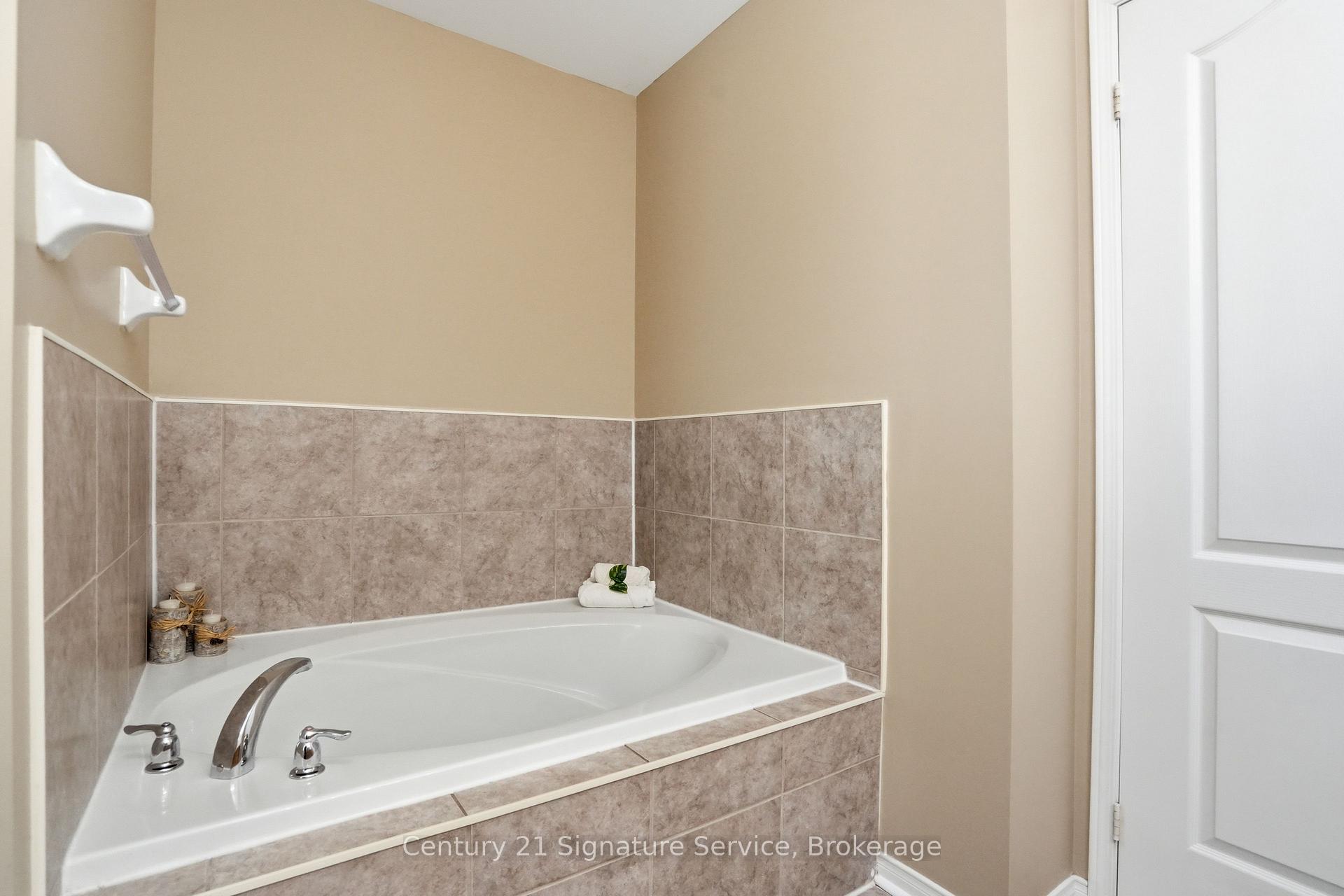Photo 26 of 4 Cloverlawn Street, Brampton, Fletcher's Meadow — HOMEH