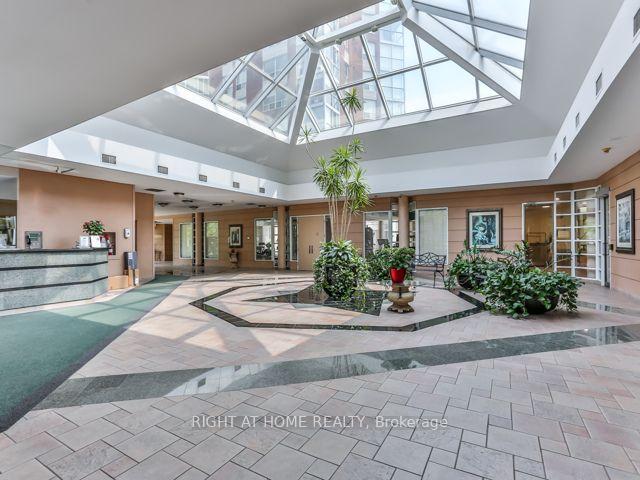 Photo 2 of Unit 1110, 5 Concorde Place, North York, Banbury-Don Mills — HOMEH