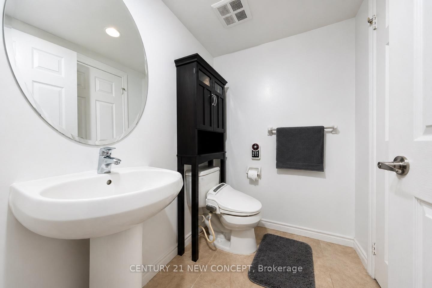 Photo 5 of Unit 404, 761 Bay Street, Toronto, Bay Street Corridor — HOMEH