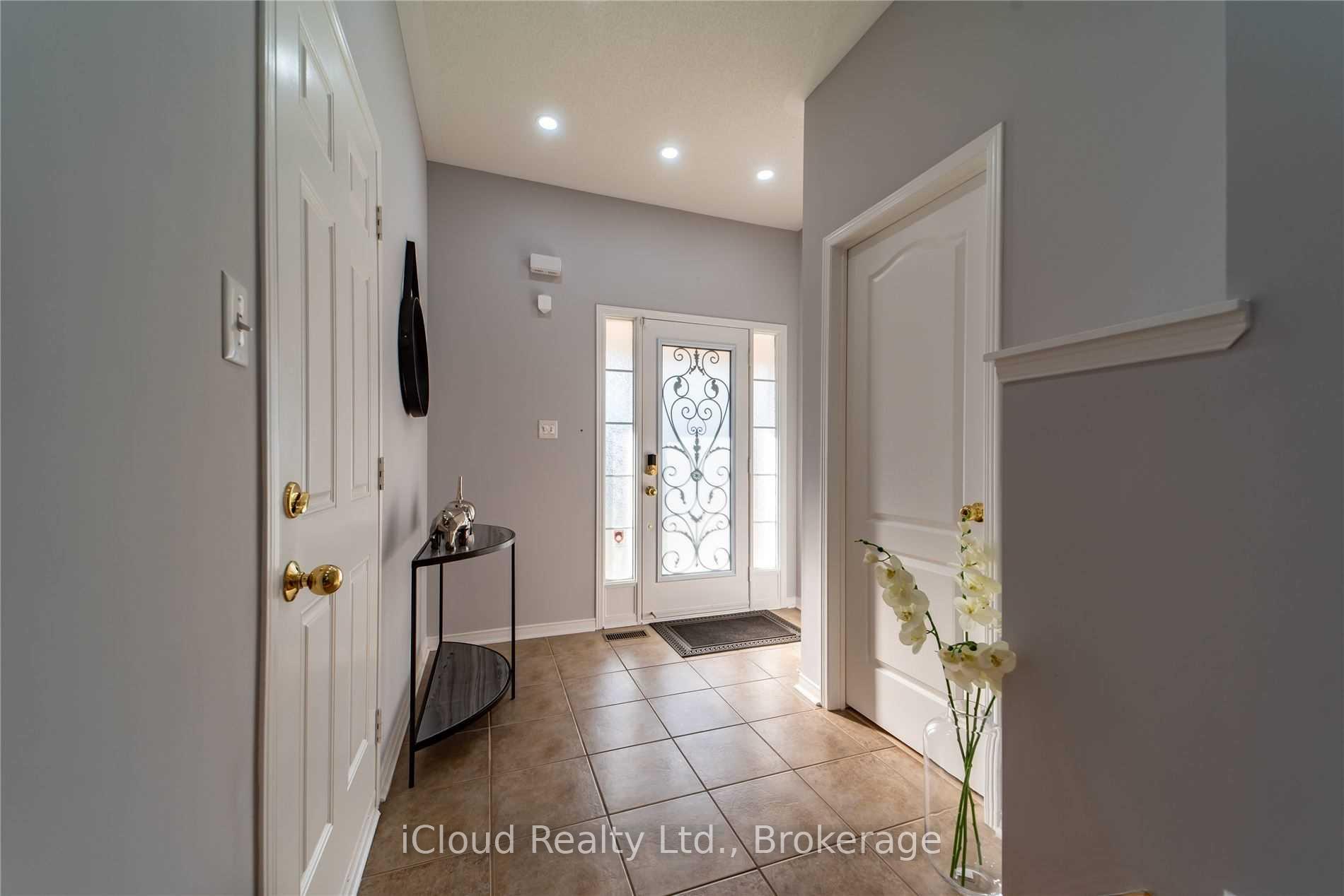 Photo 2 of 27 Hollingsworth Circle, Brampton, Fletcher's Meadow — HOMEH