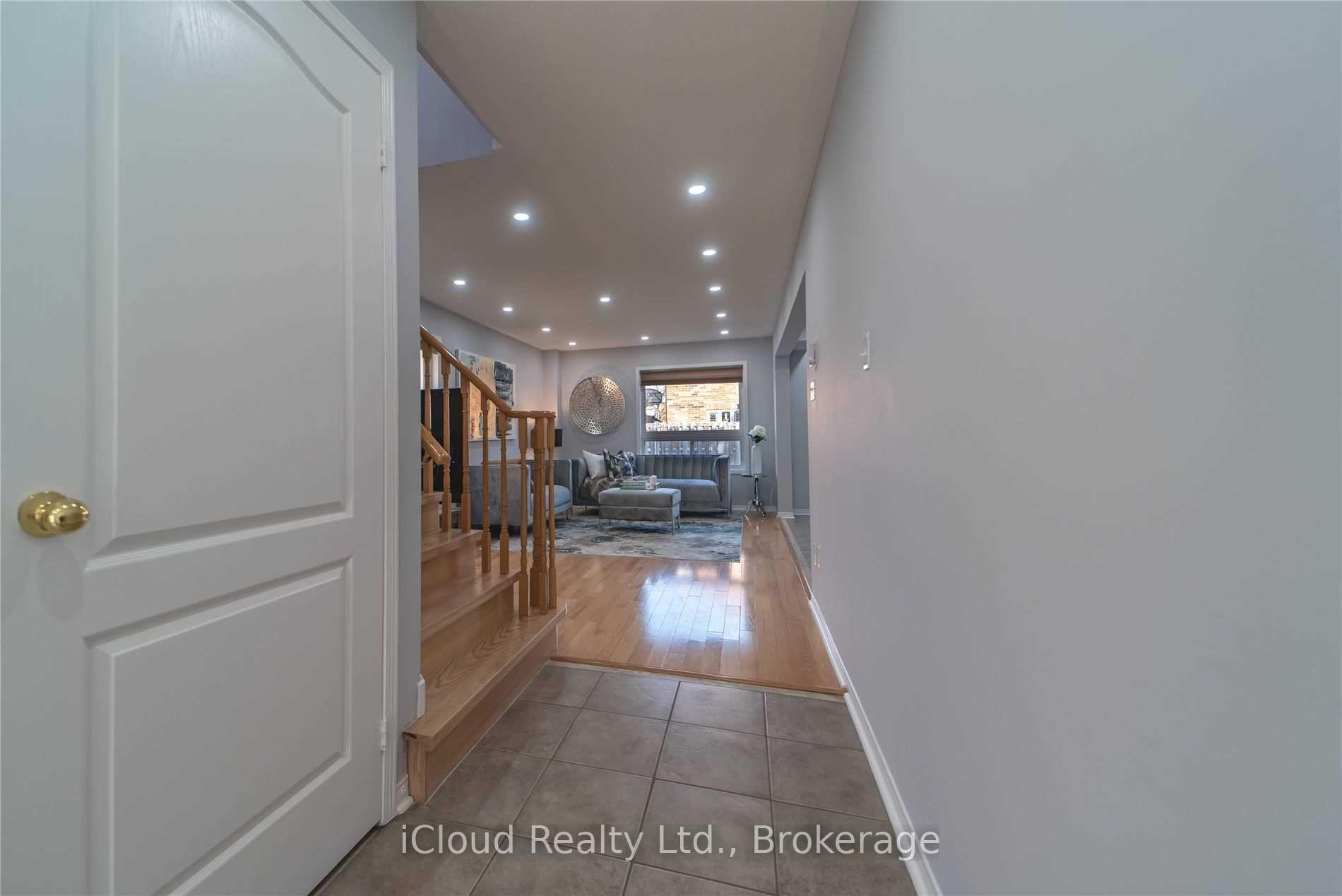 Photo 3 of 27 Hollingsworth Circle, Brampton, Fletcher's Meadow — HOMEH