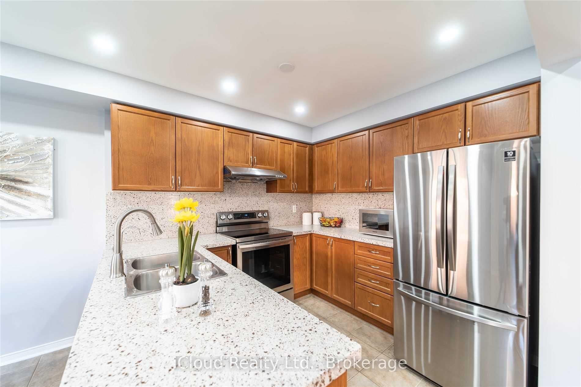 Photo 9 of 27 Hollingsworth Circle, Brampton, Fletcher's Meadow — HOMEH