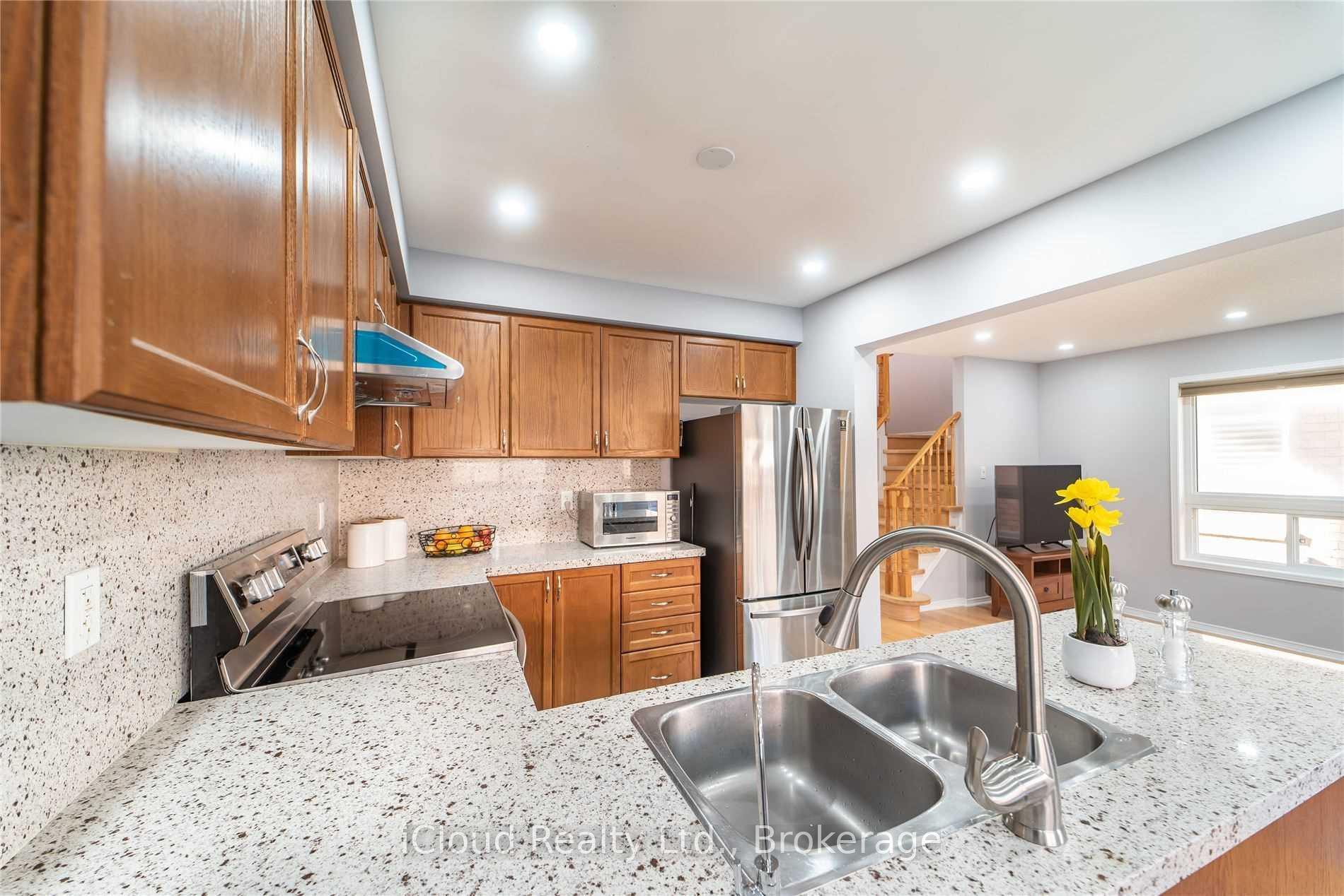 Photo 10 of 27 Hollingsworth Circle, Brampton, Fletcher's Meadow — HOMEH