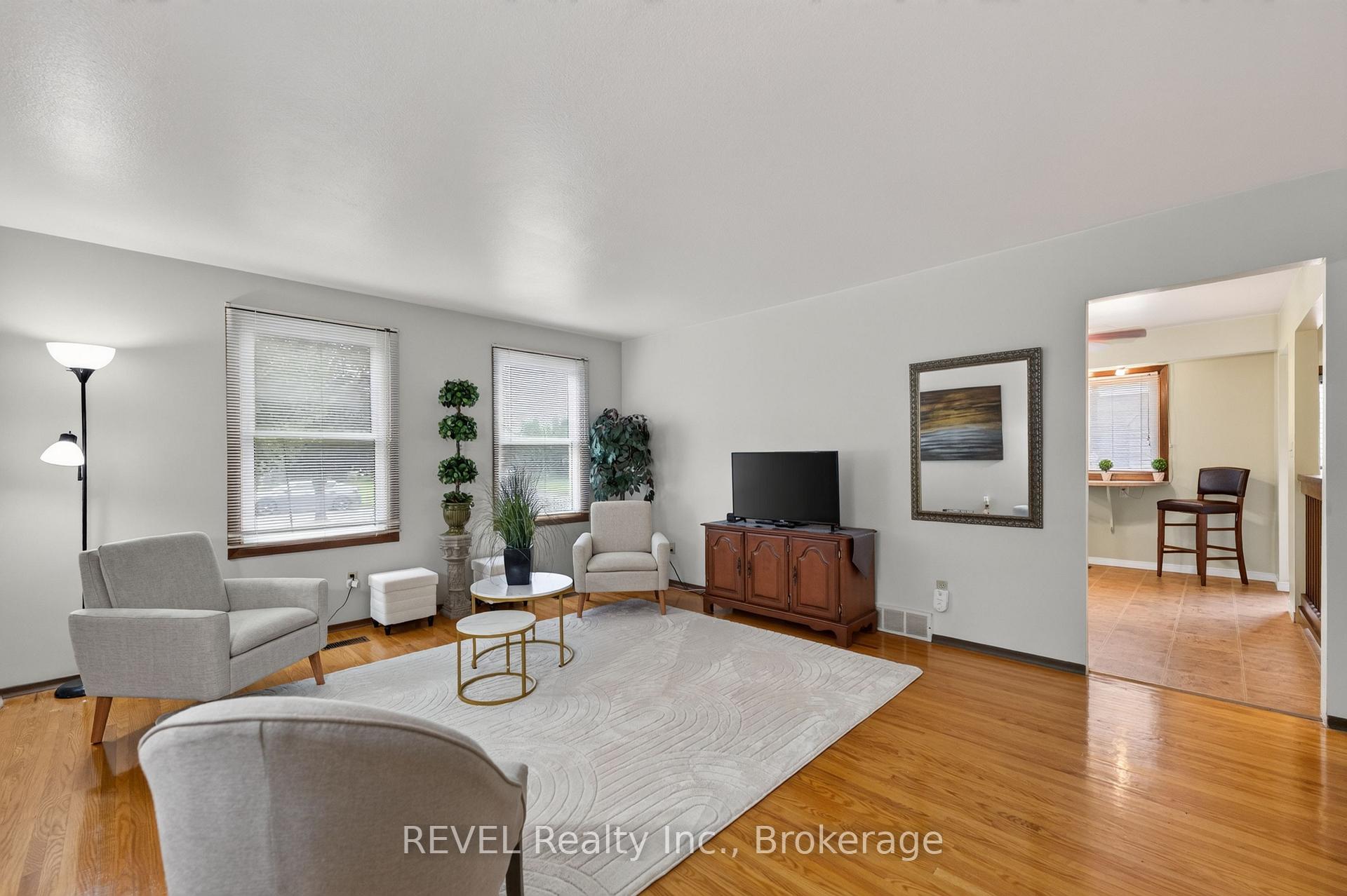Photo 3 of 36 Manor Road, St. Catharines, Vine/Linwell — HOMEH