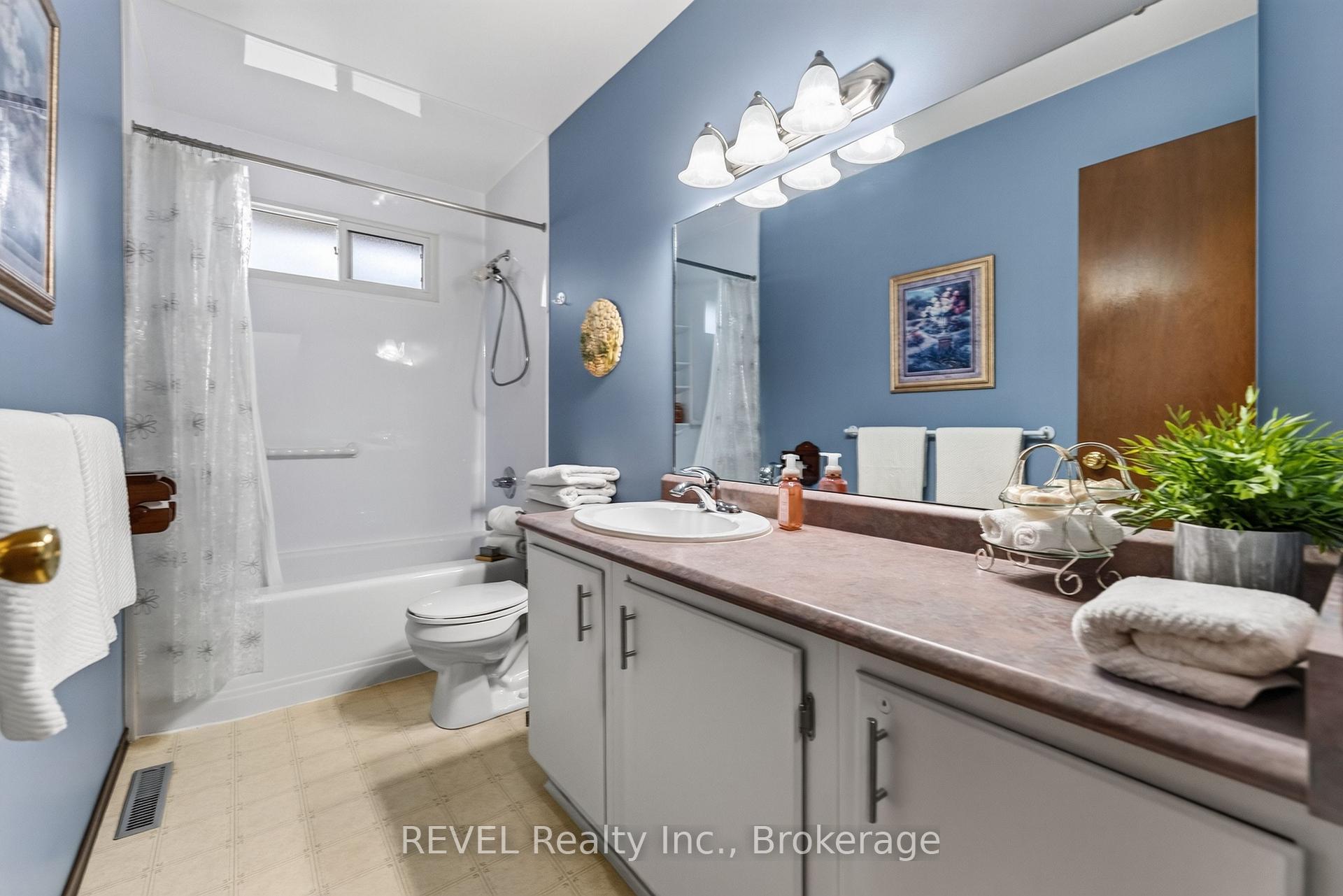Photo 11 of 36 Manor Road, St. Catharines, Vine/Linwell — HOMEH