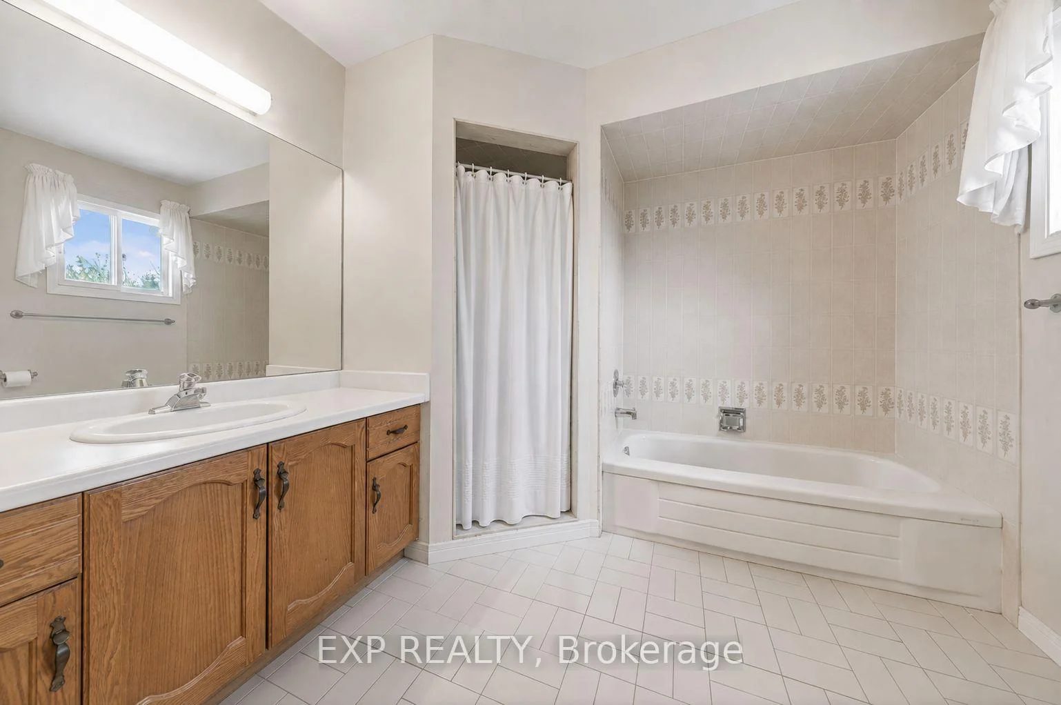 Photo 43 of 51 Sanderson Crescent, Richmond Hill, North Richvale — HOMEH