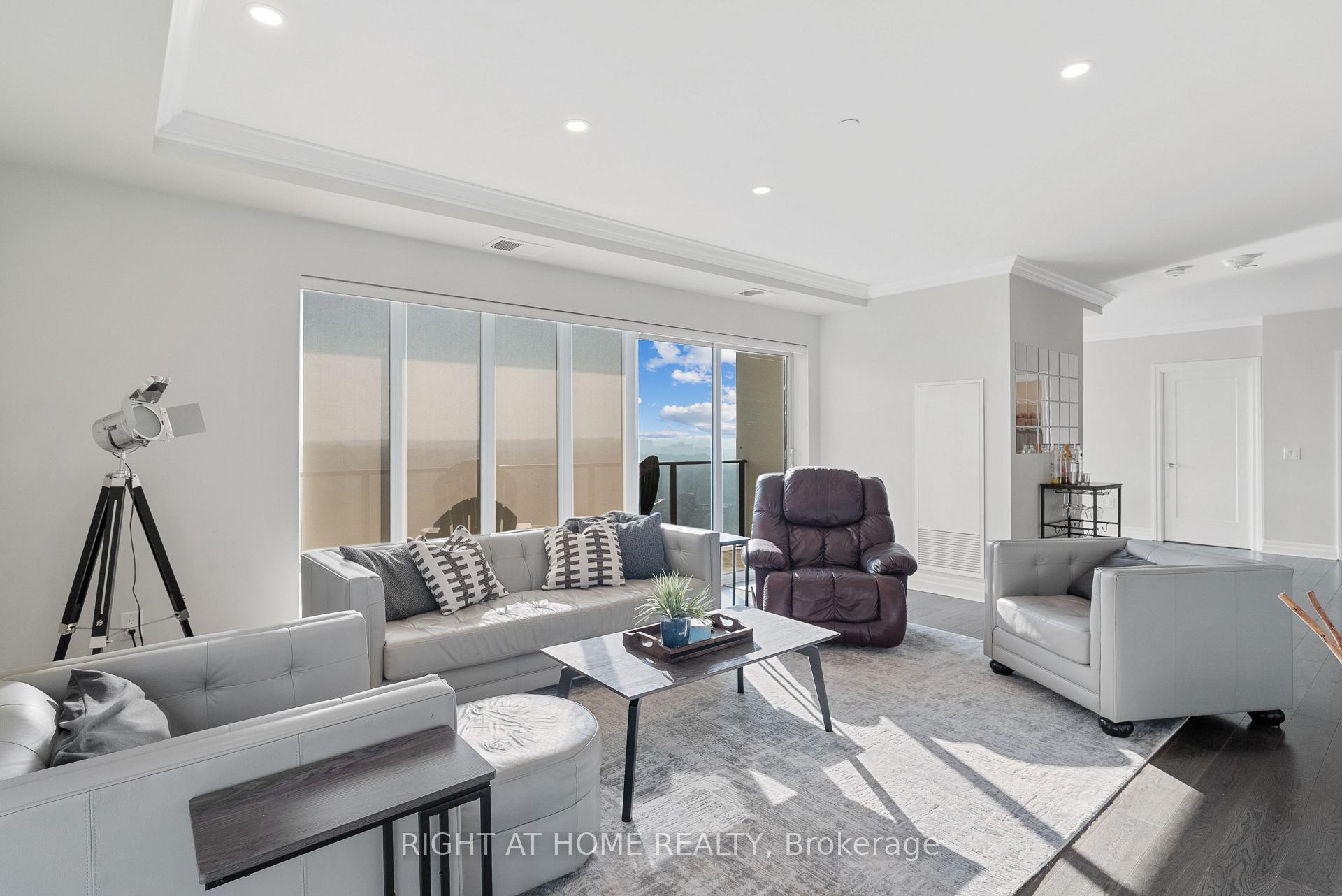 Photo 4 of Unit 1709, 505 Talbot Street, London, East F — HOMEH