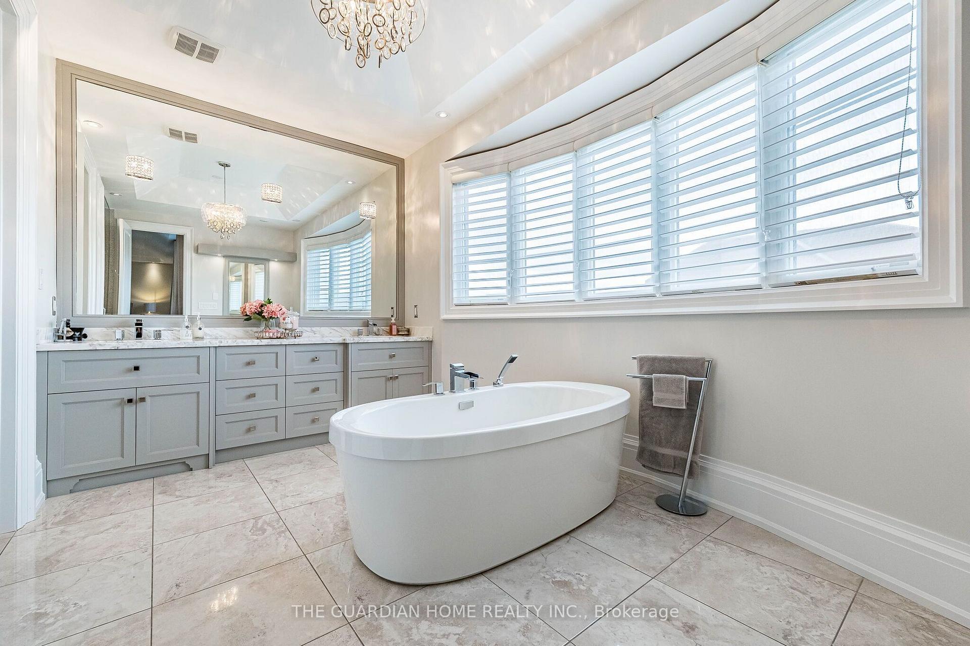 Photo 24 of 30 Tiburon Trail, Vaughan, Kleinburg — HOMEH