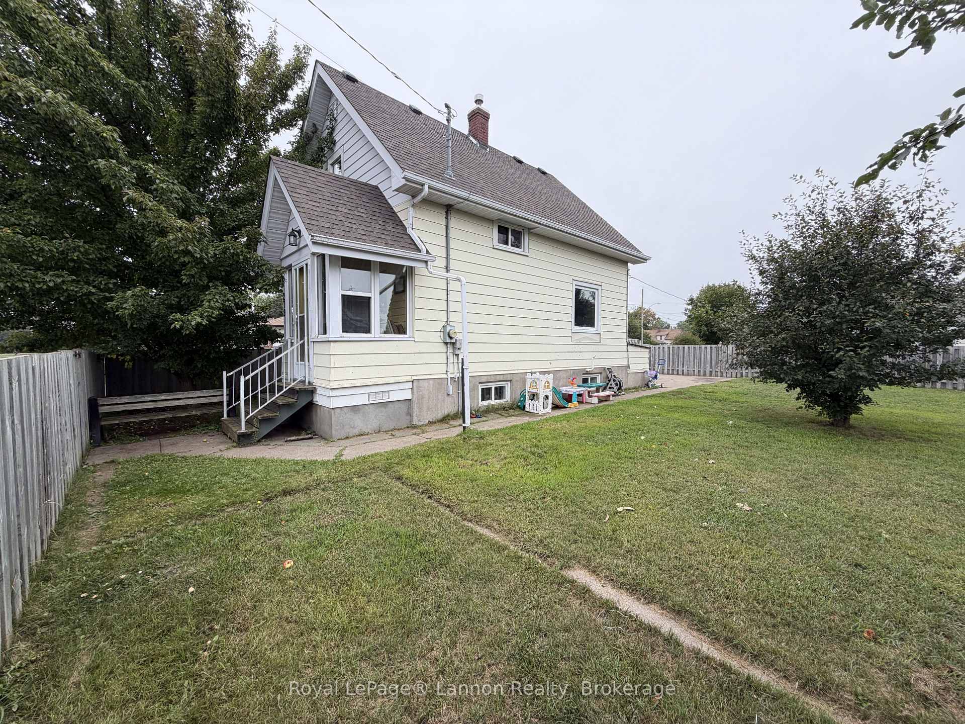 Photo 2 of 279 Dewe Avenue, Thunder Bay, Current River — HOMEH
