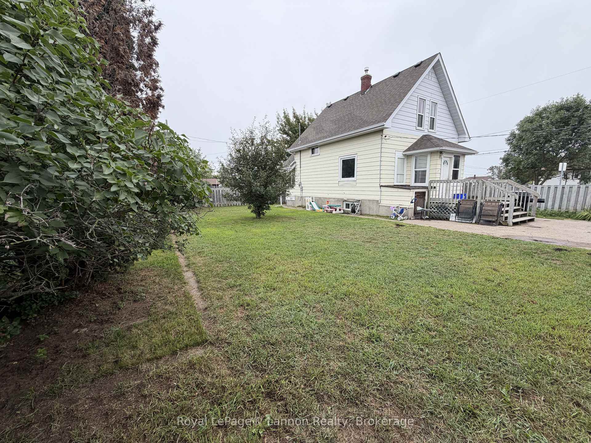 Photo 3 of 279 Dewe Avenue, Thunder Bay, Current River — HOMEH