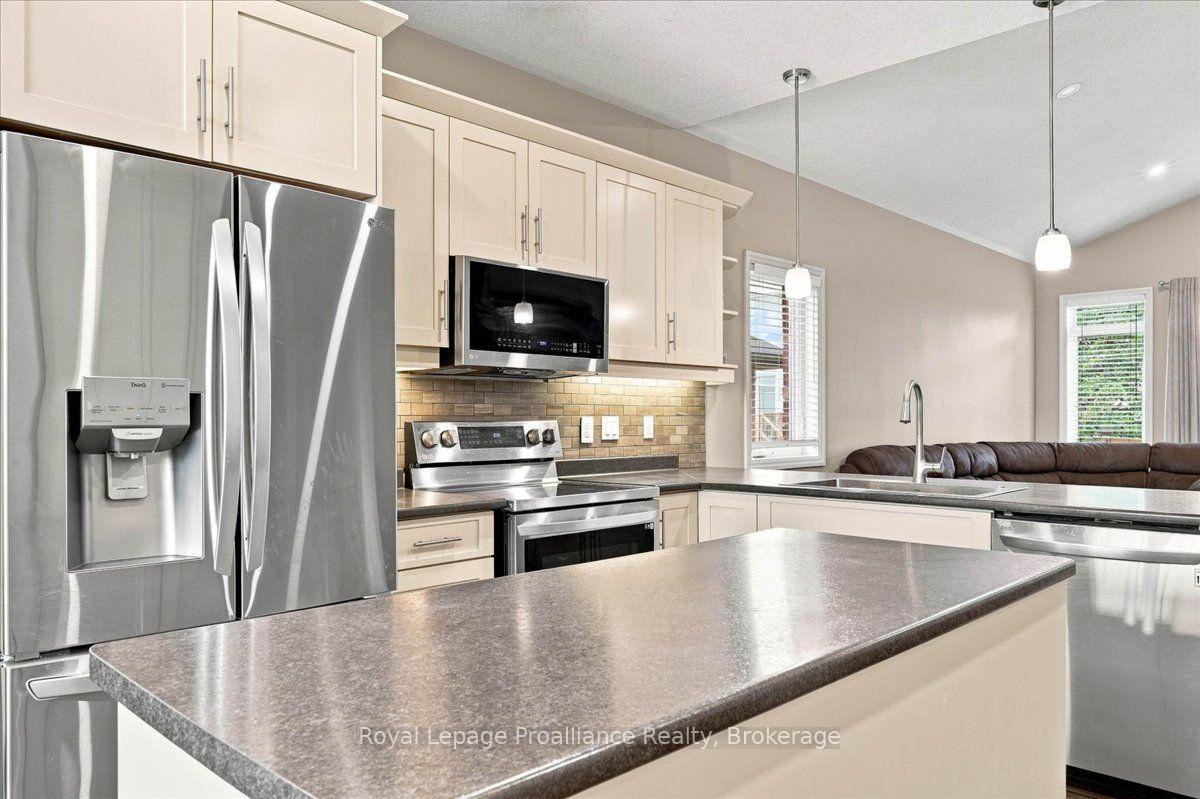 Photo 10 of 54 Cavendish Drive, Belleville, Thurlow Ward — HOMEH